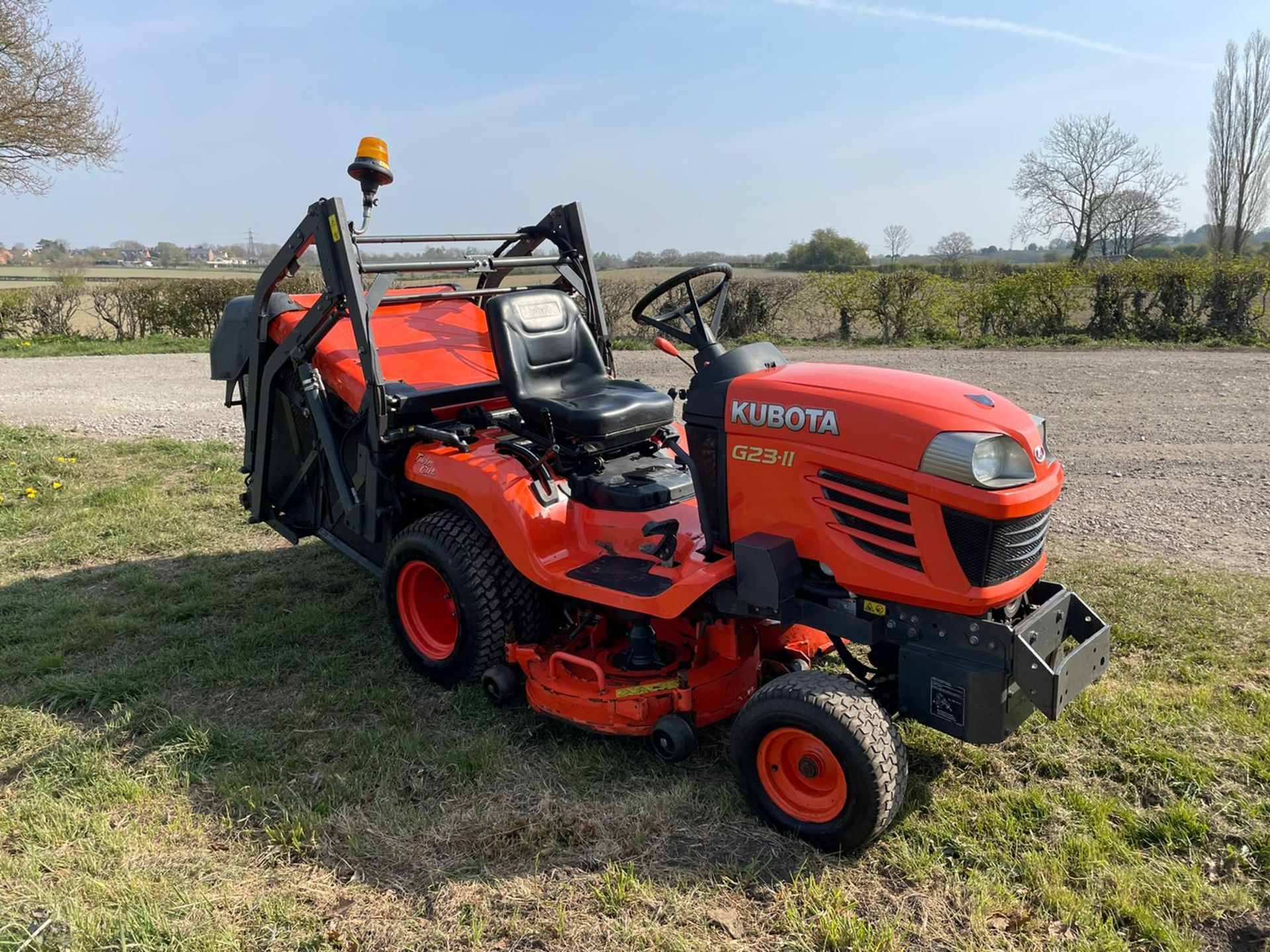 2013 (62) KUBOTA G23-II RIDE ON MOWER, RUNS DRIVES AND CUTS, HIGH TIP COLLECTOR *PLUS VAT* - Image 3 of 10