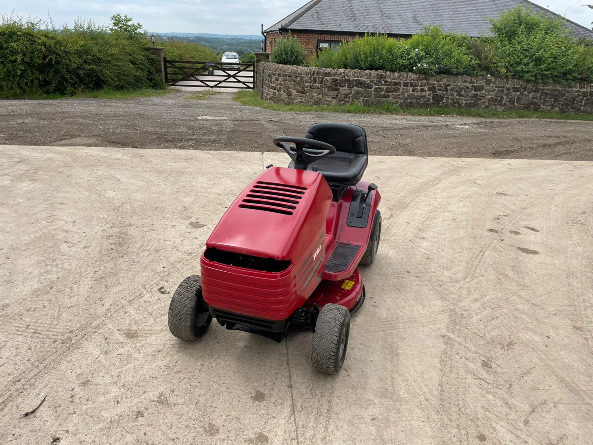 TORO 12-32XL WHEEL HORSE RIDE ON MOWER, 12hp BRIGGS AND STRATTON ENGINE *NO VAT* - Image 2 of 6