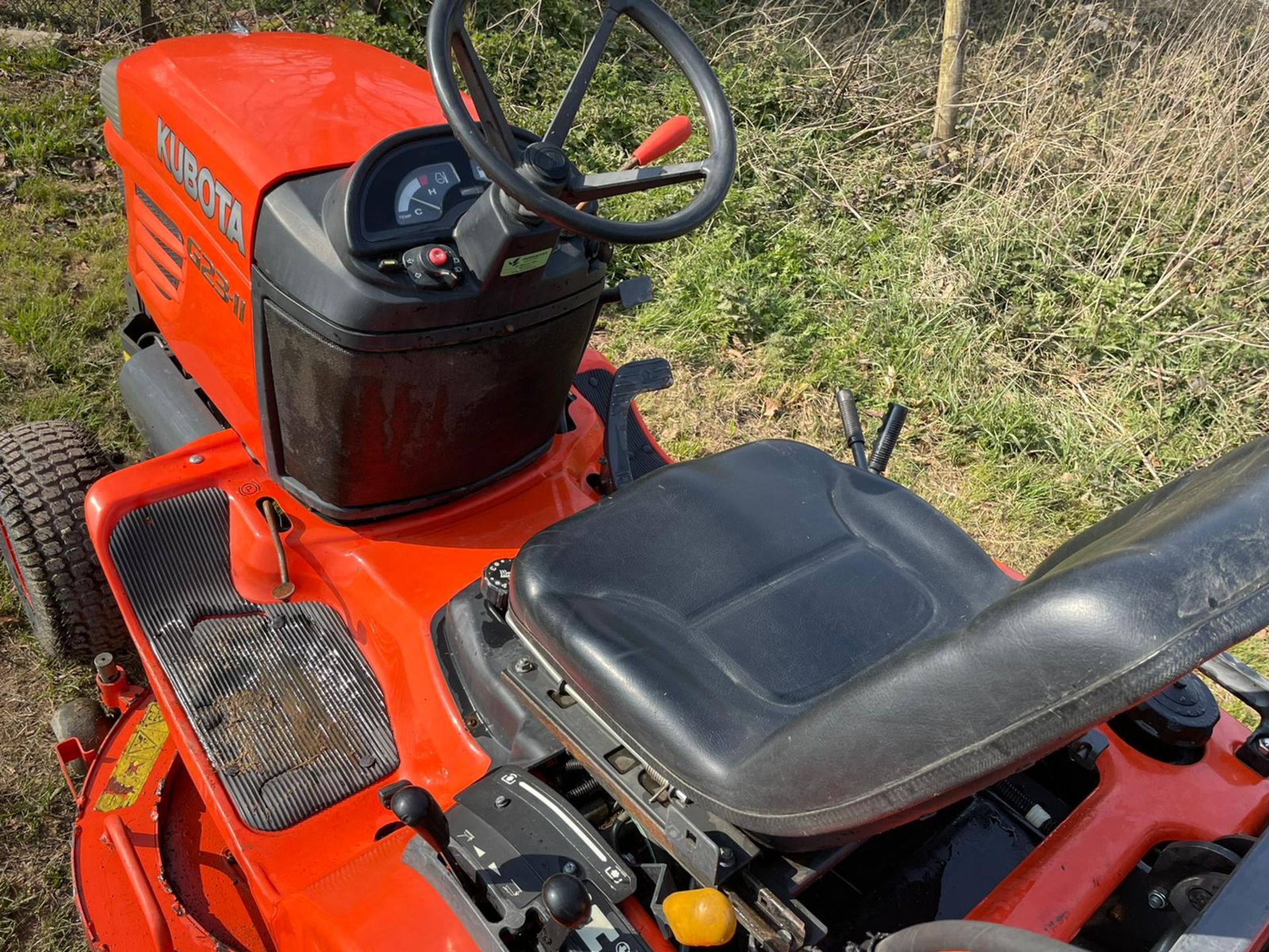 2013 (62) KUBOTA G23-II RIDE ON MOWER, RUNS DRIVES AND CUTS, HIGH TIP COLLECTOR *PLUS VAT* - Image 10 of 10