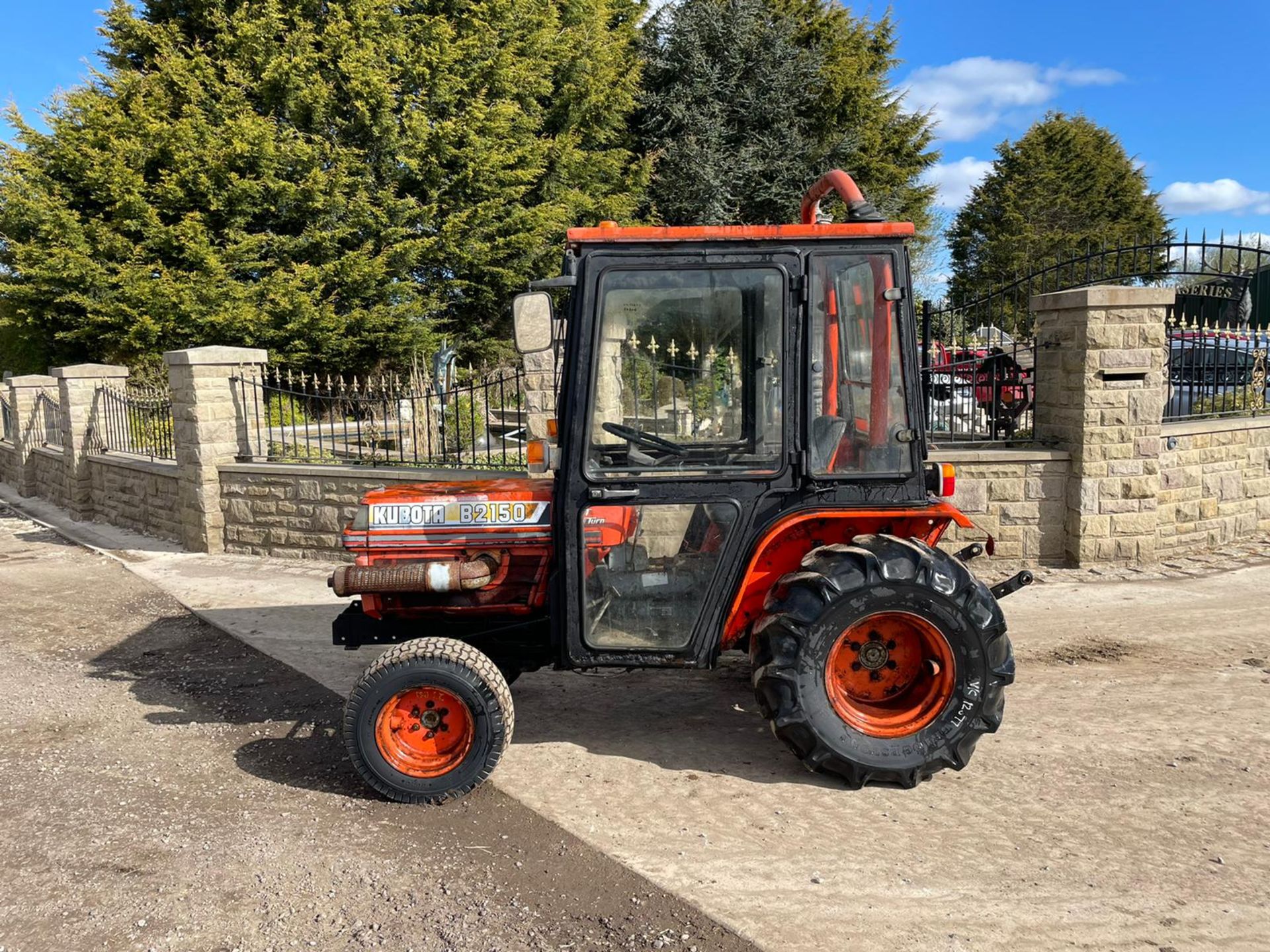 KUBOTA B2150 COMPACT TRACTOR, RUNS AND DRIVES, 3 POINT LINKAGE, 23HP, HYDROSTATIC *PLUS VAT* - Image 2 of 6