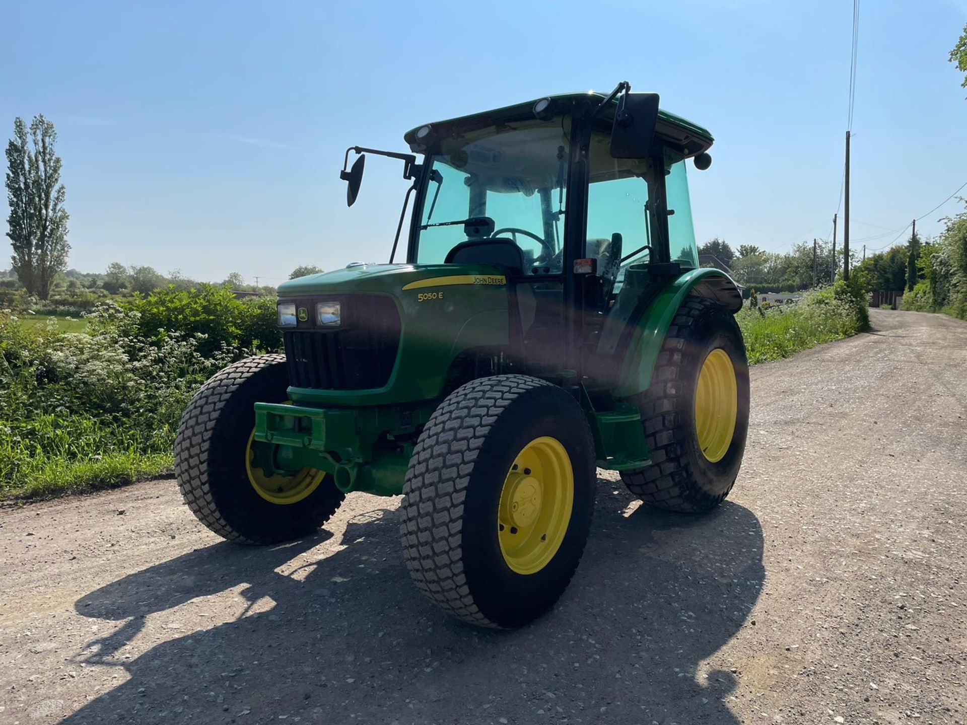 2019 JOHN DEERE 5050E TRACTOR, RUNS AND DRIVES, 35K BOX, GRASS TYRES, 50 HP *PLUS VAT* - Image 2 of 13