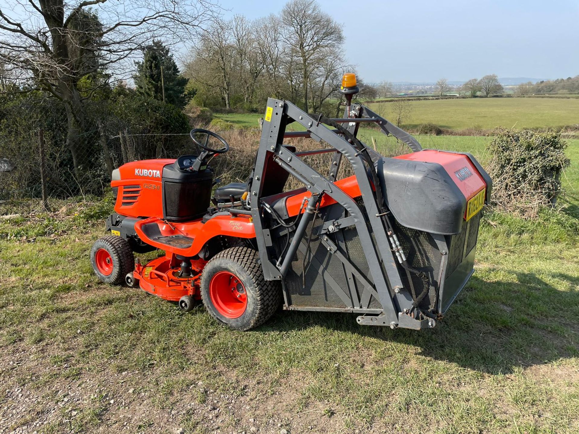 2013 (62) KUBOTA G23-II RIDE ON MOWER, RUNS DRIVES AND CUTS, HIGH TIP COLLECTOR *PLUS VAT* - Image 4 of 10