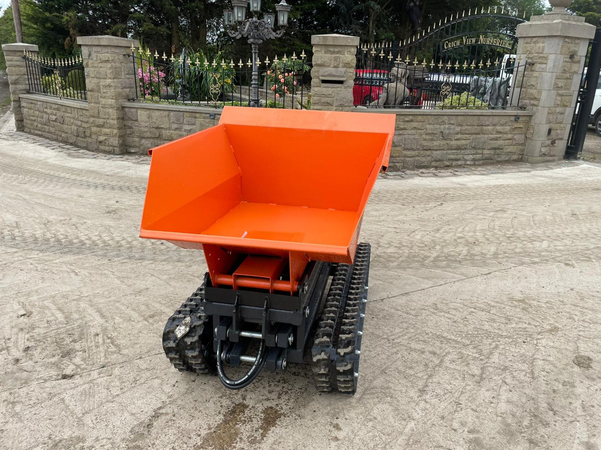 NEW AND UNUSED HOUSER T500 STAND ON / WALK BEHIND TRACKED DUMPER, RUNS DRIVES AND TIPS *PLUS VAT* - Image 5 of 14
