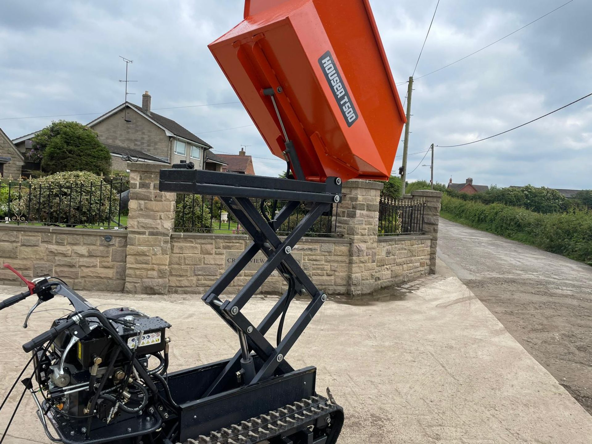NEW AND UNUSED HOUSER T500 STAND ON / WALK BEHIND TRACKED DUMPER, RUNS DRIVES AND TIPS *PLUS VAT* - Image 2 of 14