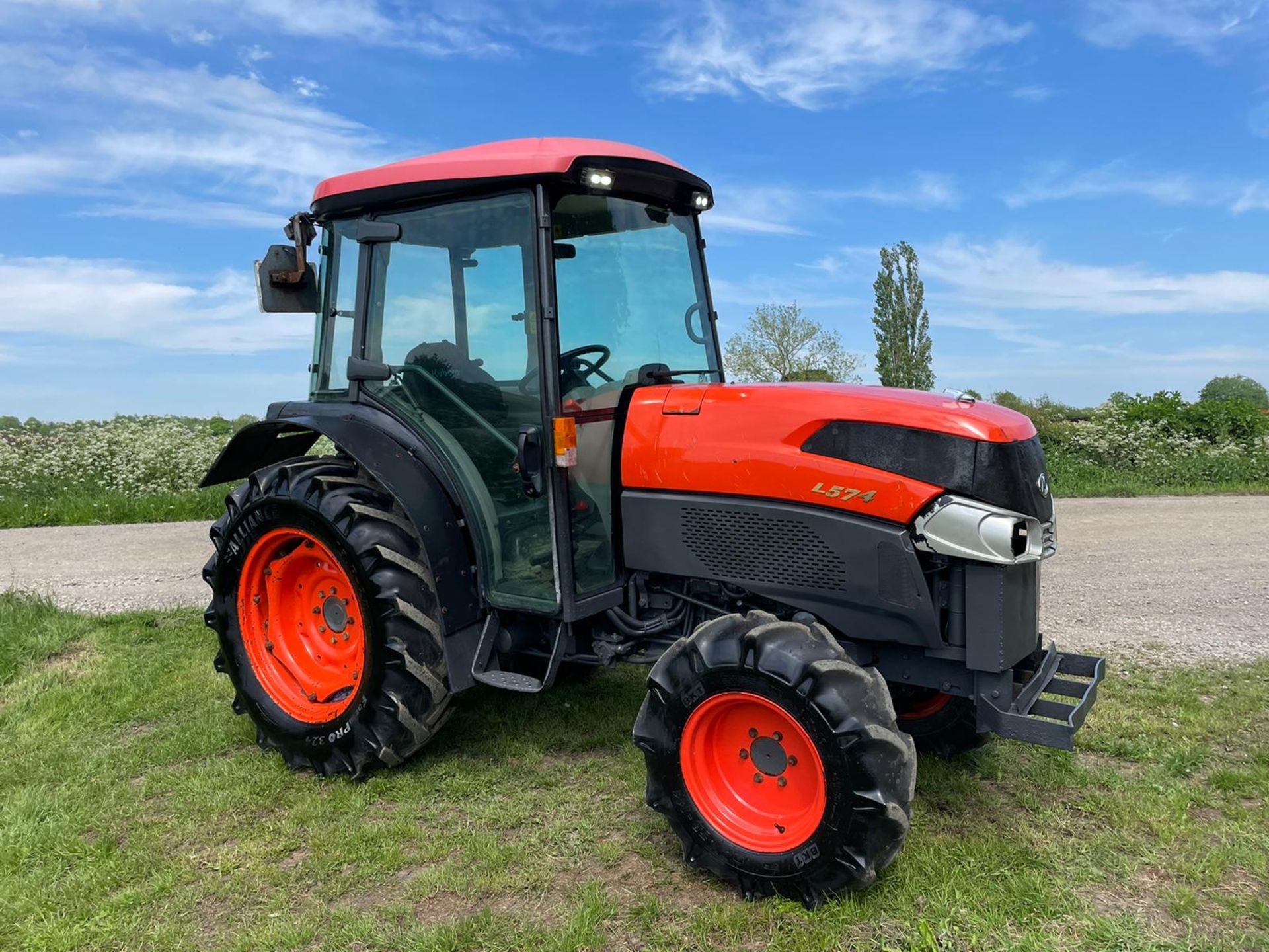 2014 KUBOTA L5740 TRACTOR, RUNS AND DRIVES, PTO WORKS, LINKAGE ARMS WORK, FULLY GLASS CAB *PLUS VAT*