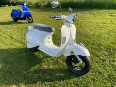 2021 ROMA WHITE ELECTRIC RETRO STYLE SCOOTER, 3000W, *PLUS VAT*