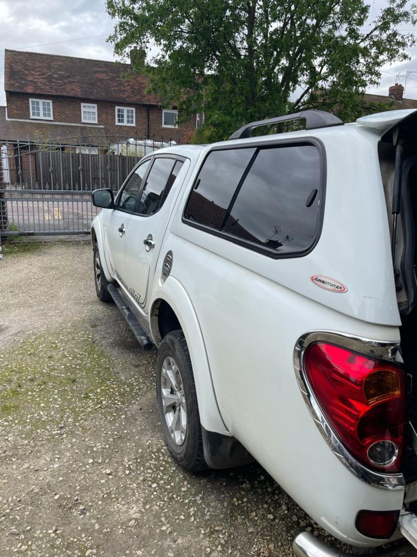 2011 MITSUBISHI L200 BARBARIAN LB DCB DI-D 4X4 WHITE PICK-UP, SHOWING 187K MILES *NO VAT* - Image 5 of 17