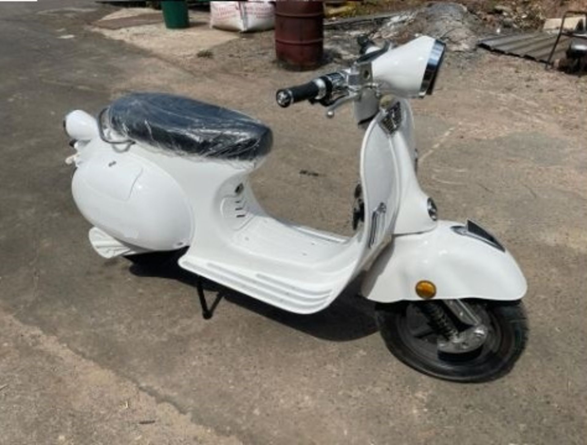 2021 ROMA WHITE ELECTRIC RETRO STYLE SCOOTER, 3000W, *PLUS VAT* - Image 8 of 19