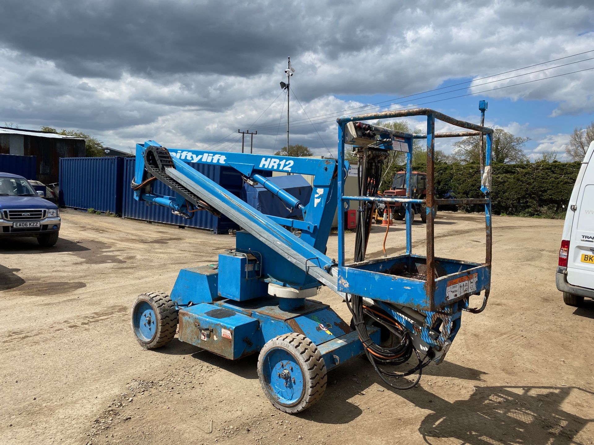 2001 NIFTYLIFT HR12 CHERRY PICKER, SHOWING 175 HOURS, DIESEL AND BATTERY OPERATED *PLUS VAT* - Image 3 of 6