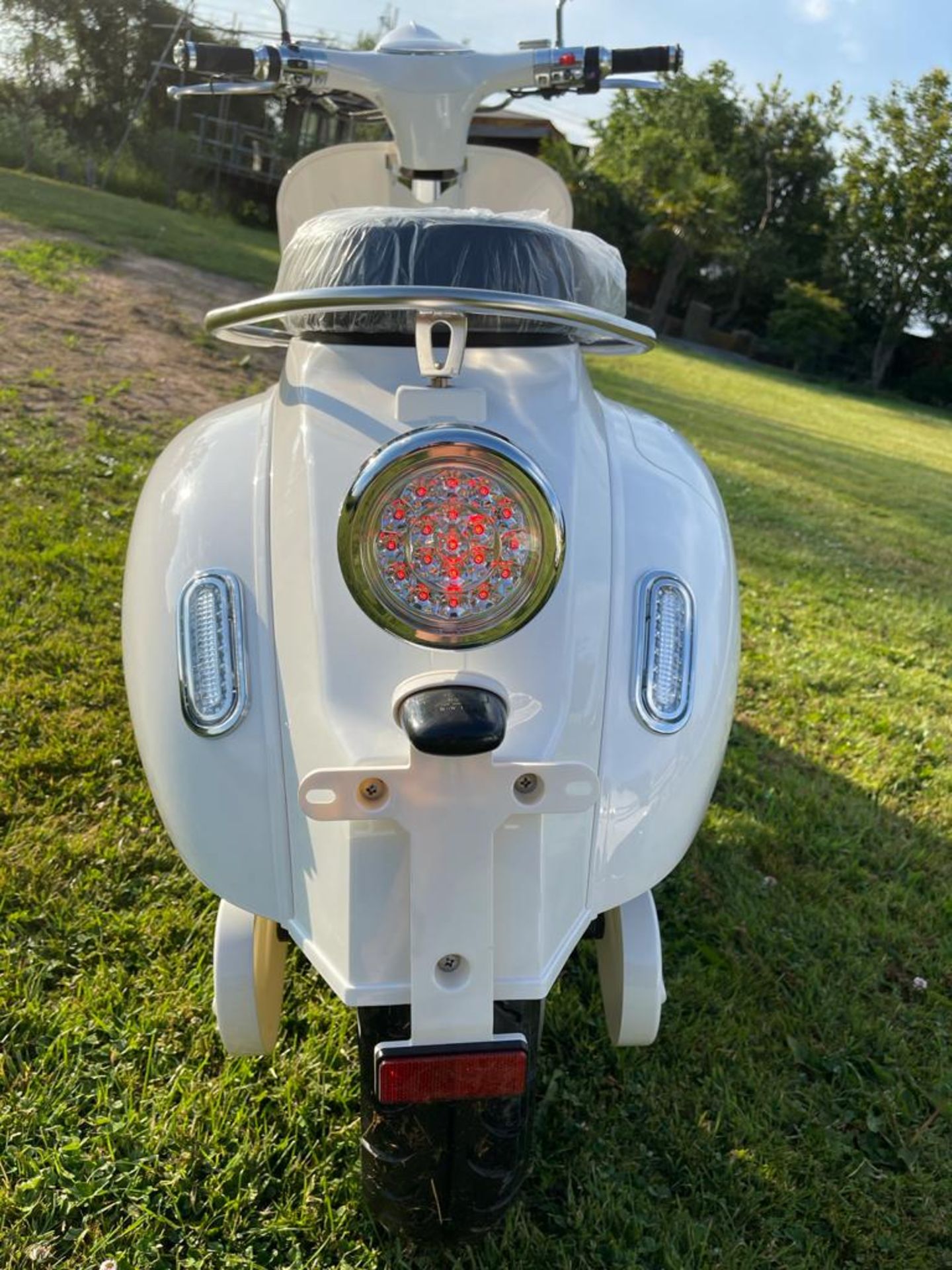 2021/71 WHITE MILANO ELECTRIC SCOOTER, 4000W, MAX SPEED OF 50mph, 72v VESPA / LAMBRETTA STYLE *+ VAT - Image 4 of 15