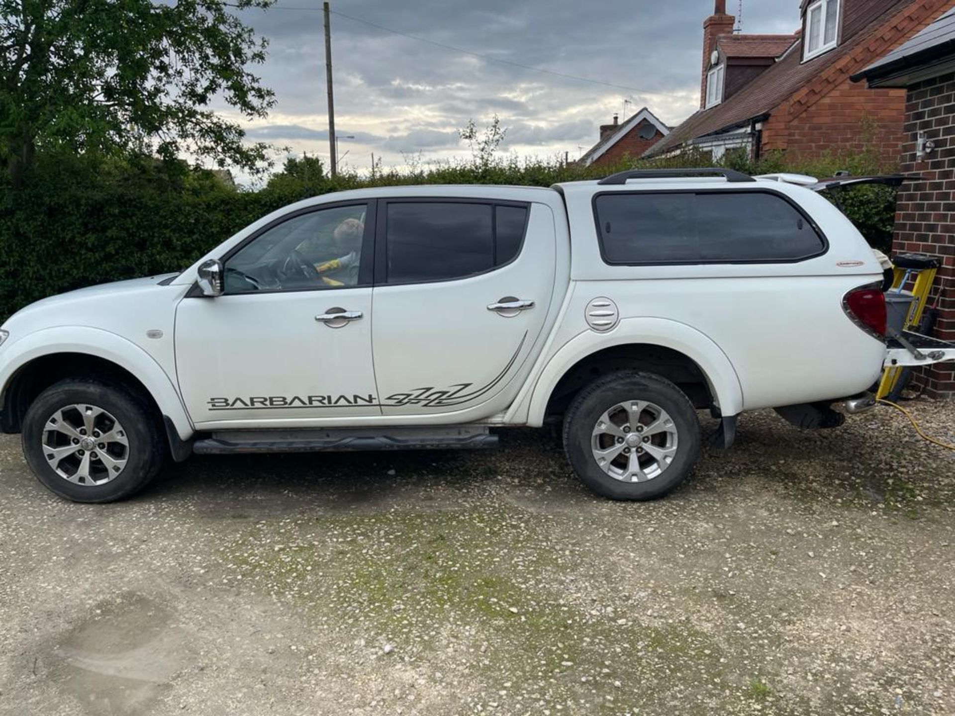 2011 MITSUBISHI L200 BARBARIAN LB DCB DI-D 4X4 WHITE PICK-UP, SHOWING 187K MILES *NO VAT*