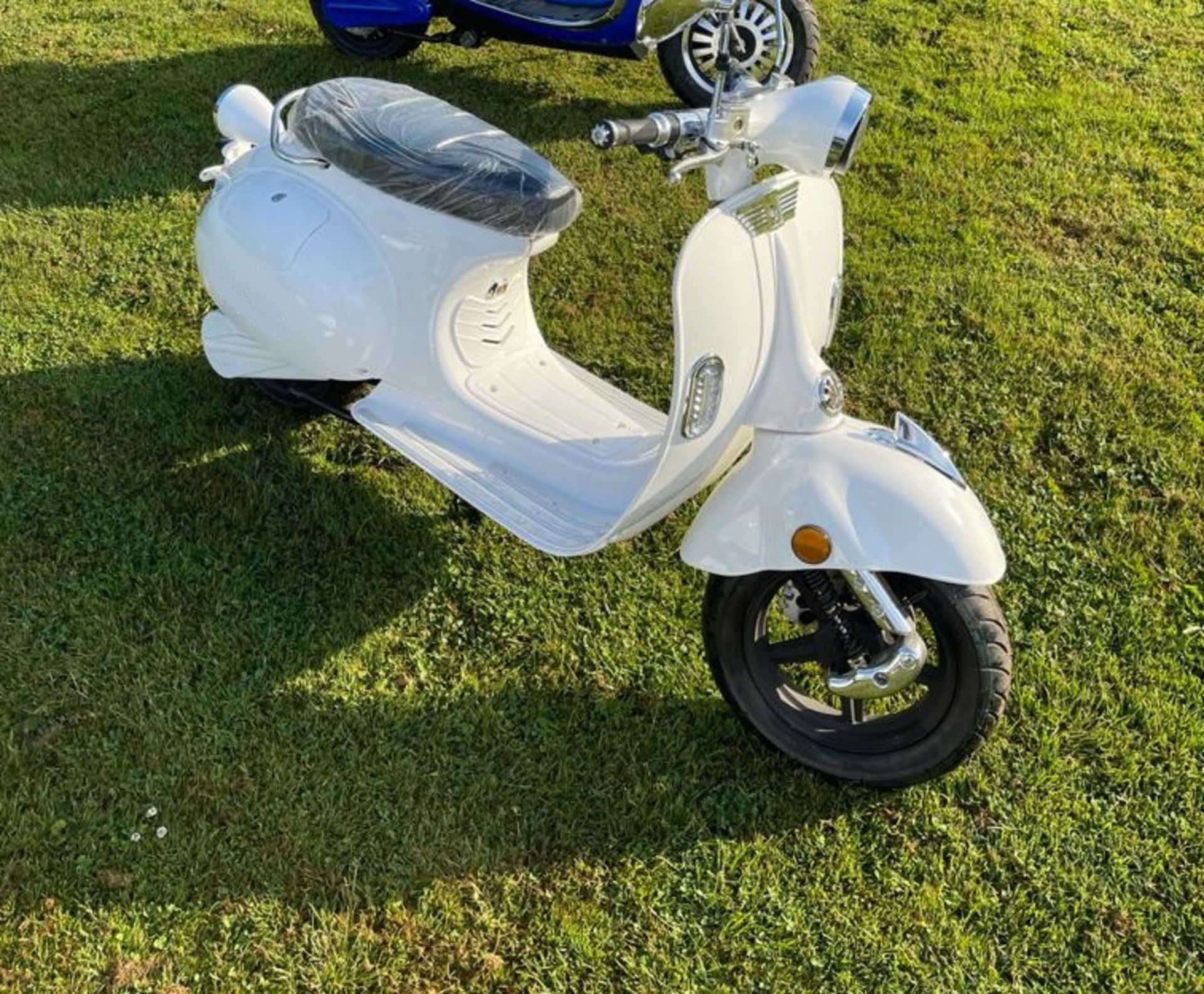 2021 ROMA WHITE ELECTRIC RETRO STYLE SCOOTER, 3000W, *PLUS VAT* - Image 2 of 19