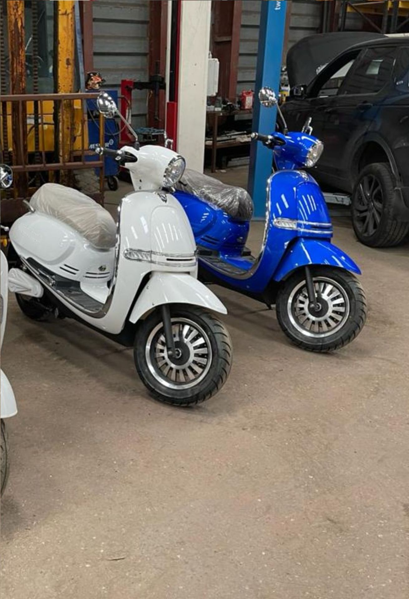 2021/71 BLUE MILANO ELECTRIC SCOOTER, 4000W, MAX SPEED OF 50mph, 72v VESPA / LAMBRETTA STYLE *+ VAT* - Image 9 of 18