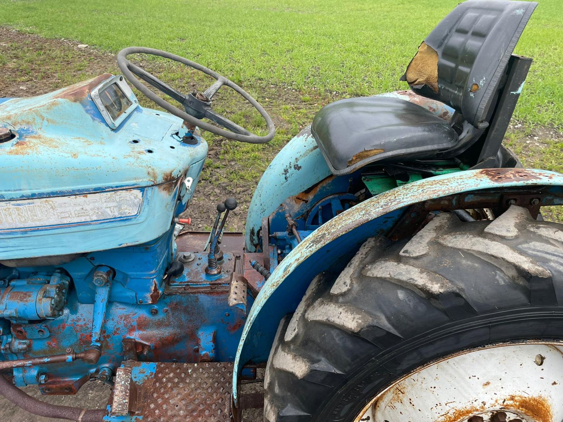 FORD 3000 VINYARD TRACTOR, RUNS DRIVES AND WORKS, ALL GEARS WORK *PLUS VAT* - Image 7 of 10