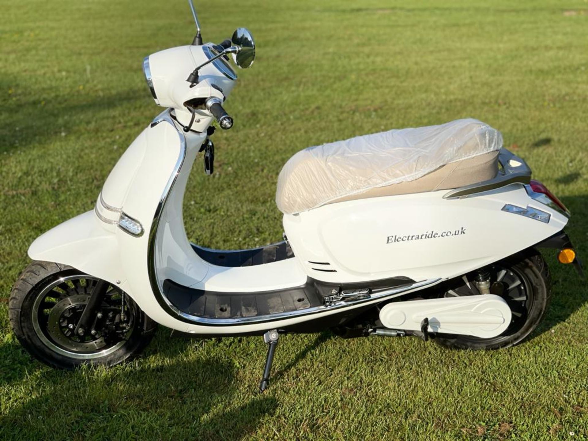 2021/71 WHITE MILANO ELECTRIC SCOOTER, 4000W, MAX SPEED OF 50mph, 72v VESPA / LAMBRETTA STYLE *+ VAT