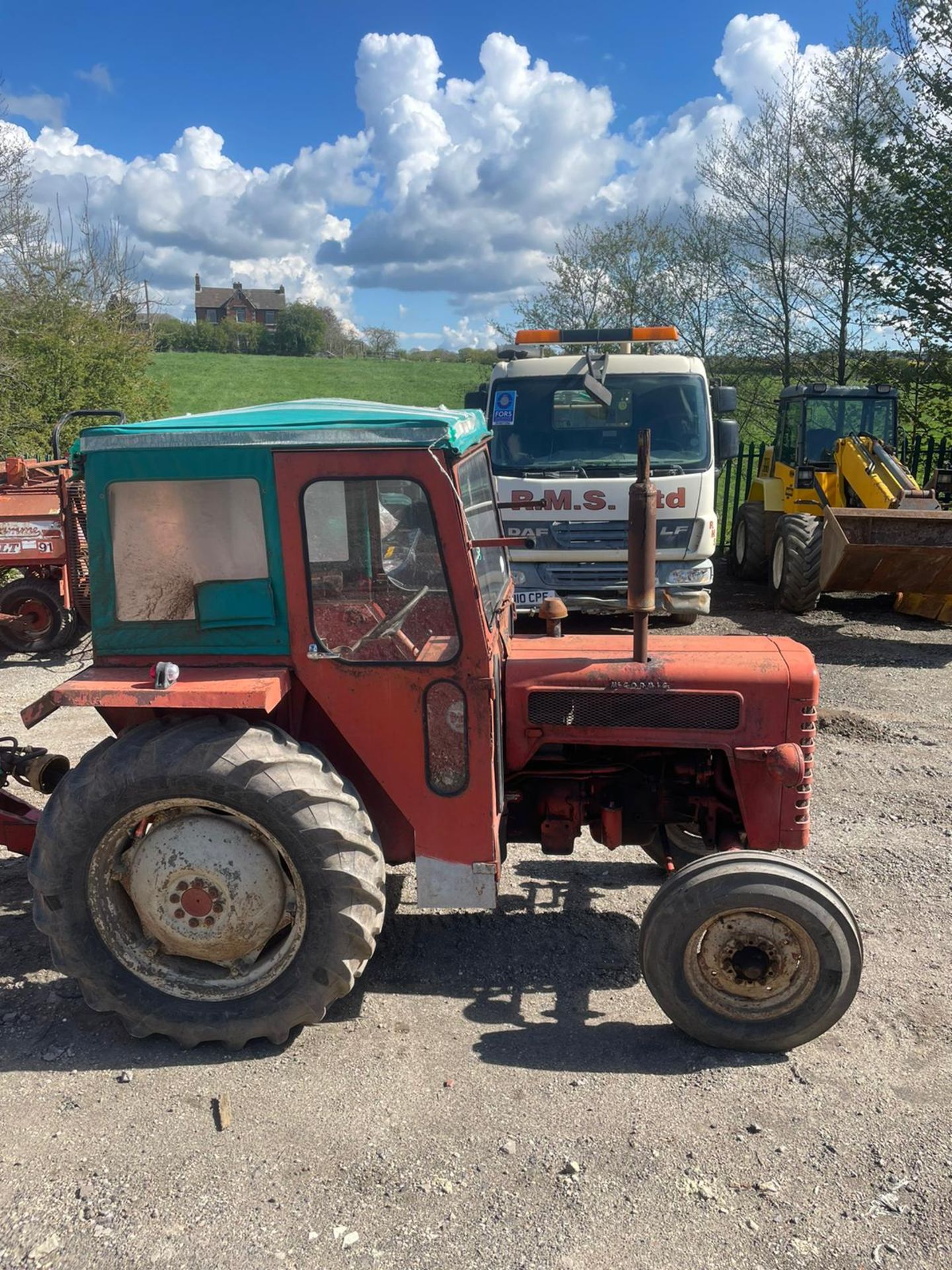 INTERNATIONAL B275 TRACTOR WITH CAB, RUNS AND WORKS WELL, ROAD REGISTERED *PLUS VAT* - Image 3 of 4