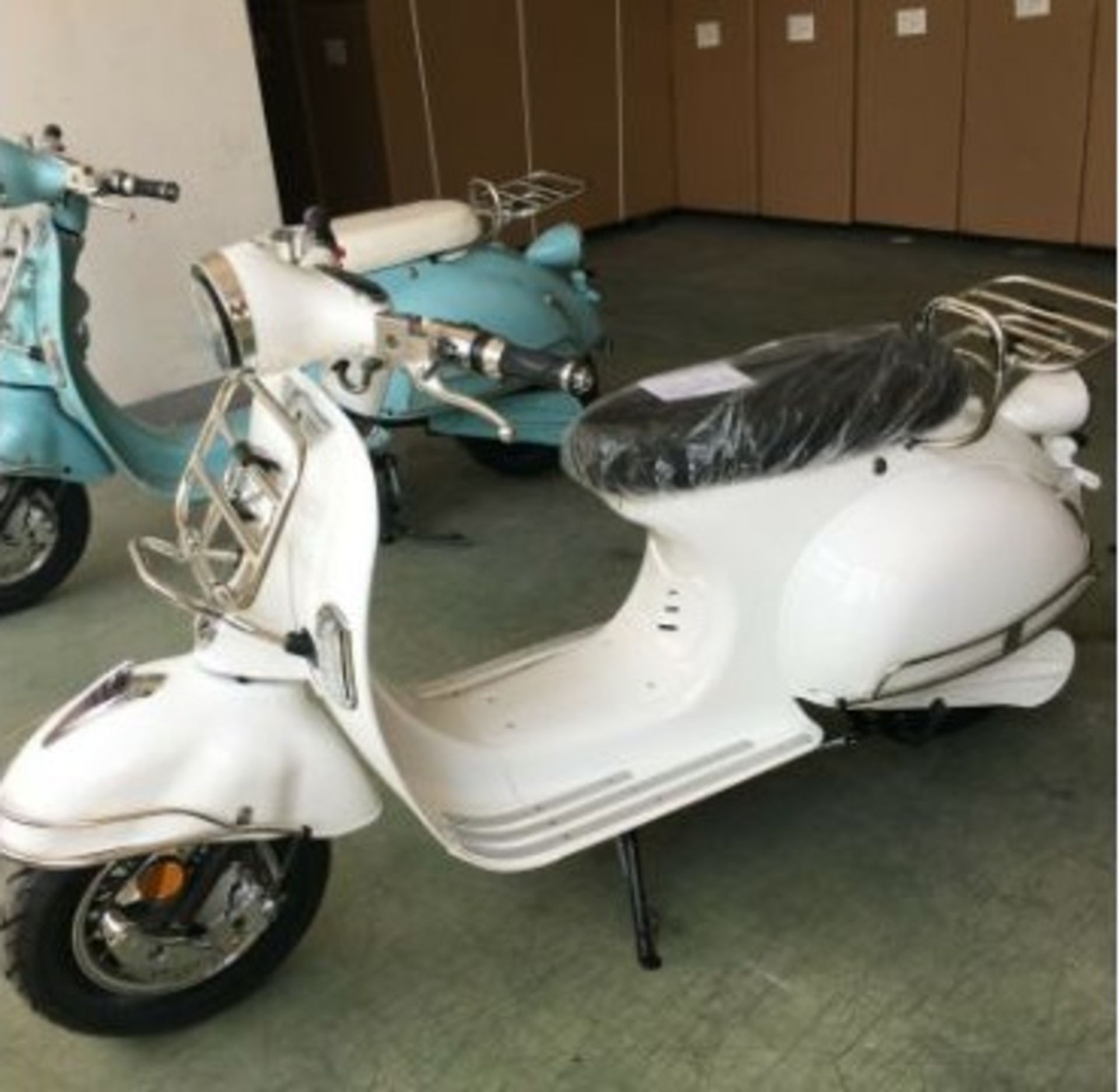 2021 ROMA WHITE ELECTRIC RETRO STYLE SCOOTER, 3000W, *PLUS VAT* - Image 7 of 19