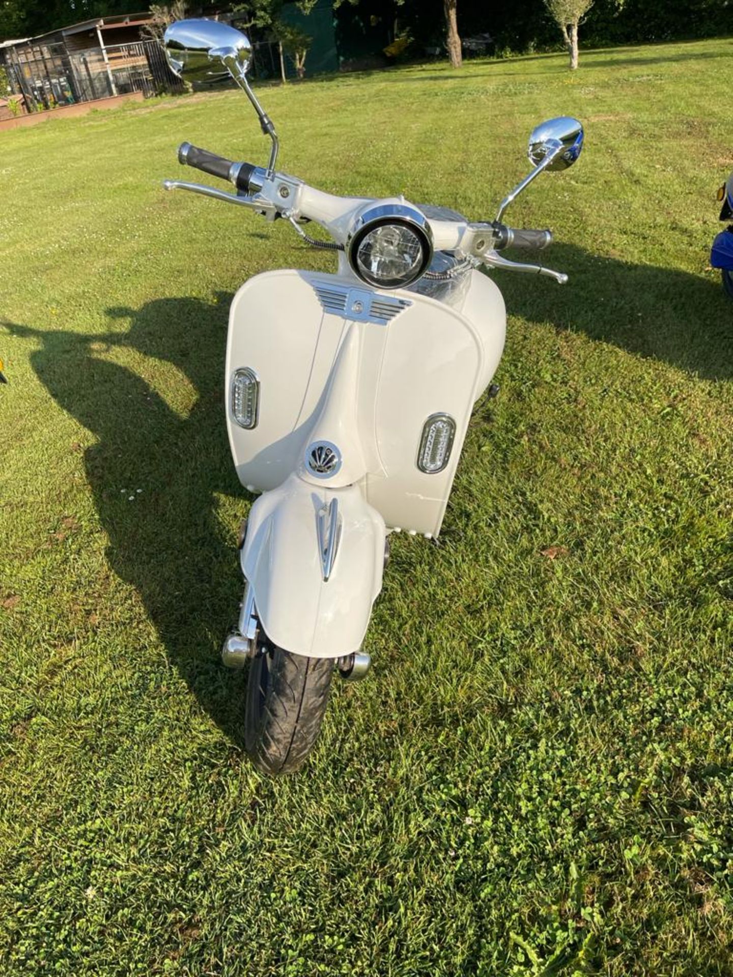 2021 ROMA WHITE ELECTRIC RETRO STYLE SCOOTER, 3000W, *PLUS VAT* - Image 3 of 19