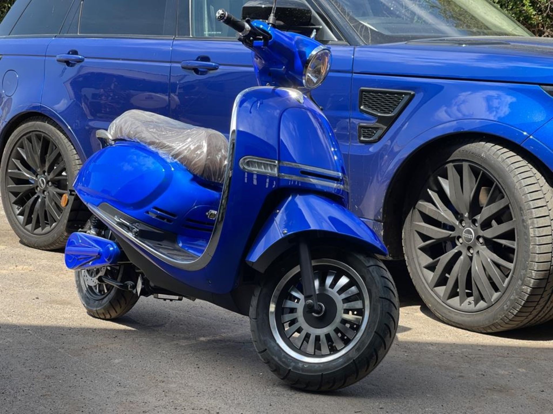 2021/71 BLUE MILANO ELECTRIC SCOOTER, 4000W, MAX SPEED OF 50mph, 72v VESPA / LAMBRETTA STYLE *+ VAT* - Image 8 of 18