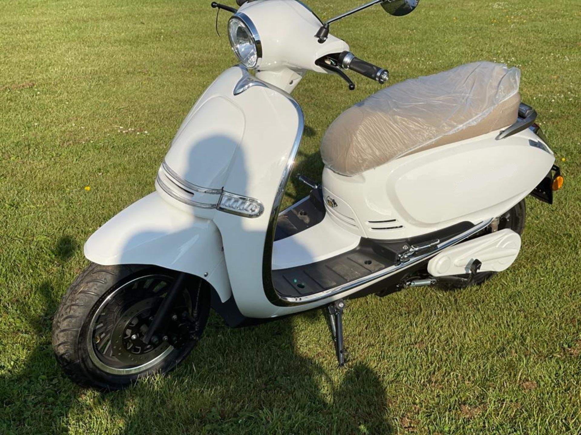 2021/71 WHITE MILANO ELECTRIC SCOOTER, 4000W, MAX SPEED OF 50mph, 72v VESPA / LAMBRETTA STYLE *+ VAT - Image 2 of 15