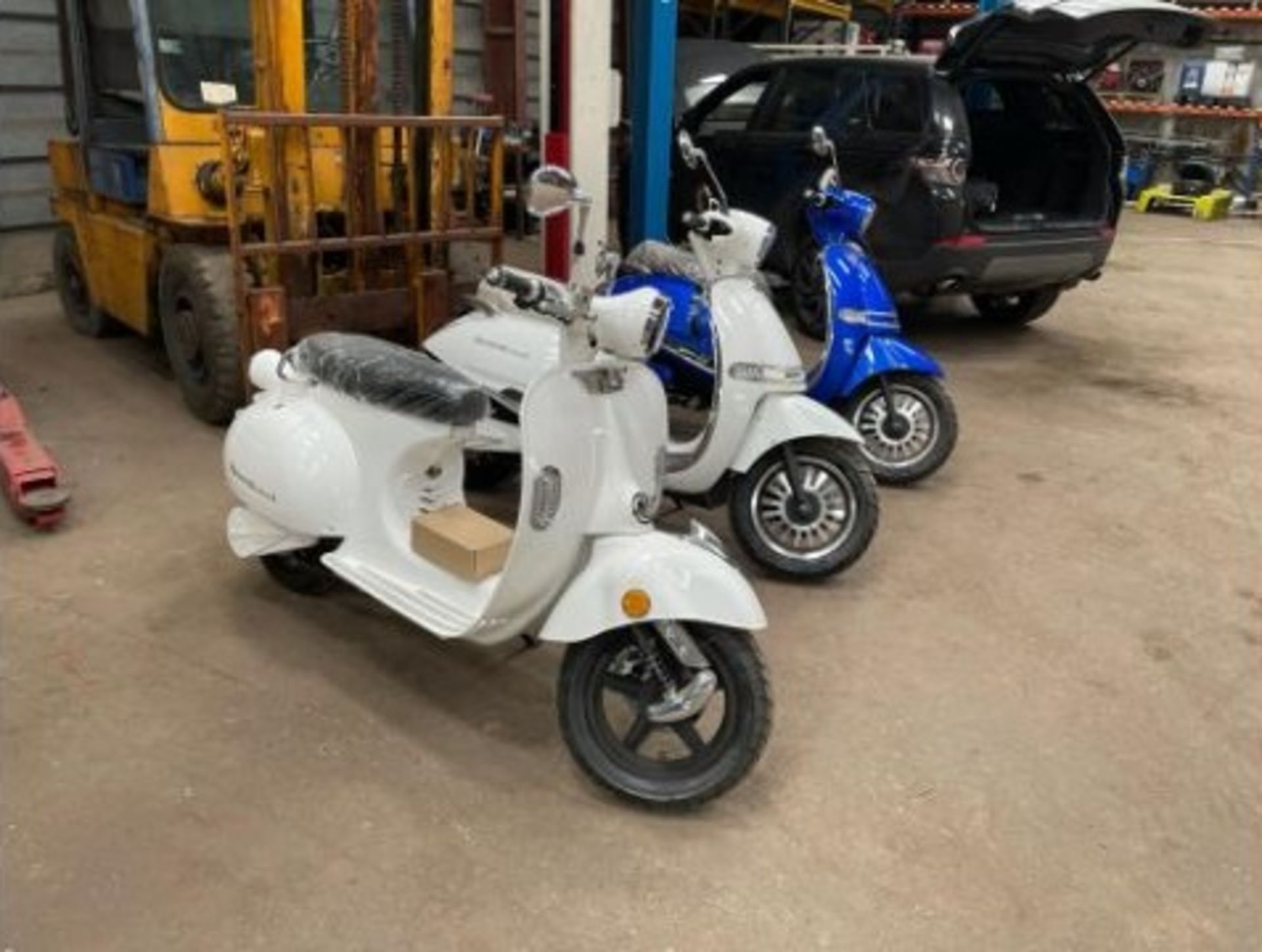 2021 ROMA WHITE ELECTRIC RETRO STYLE SCOOTER, 3000W, *PLUS VAT* - Image 11 of 19