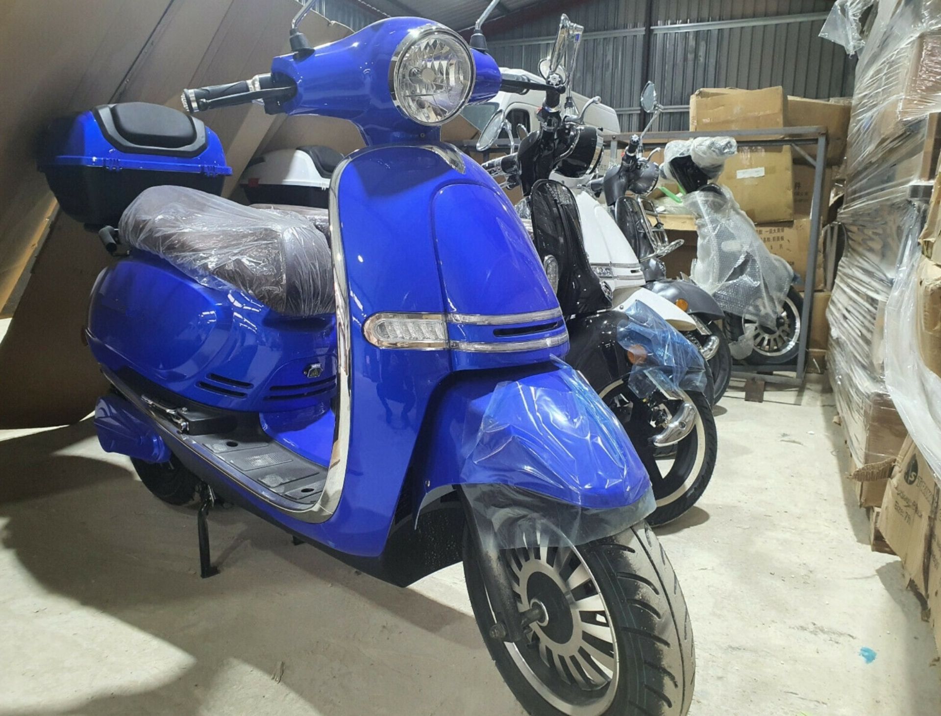 2021/71 BLUE MILANO ELECTRIC SCOOTER, 4000W, MAX SPEED OF 50mph, 72v VESPA / LAMBRETTA STYLE *+ VAT* - Image 2 of 18