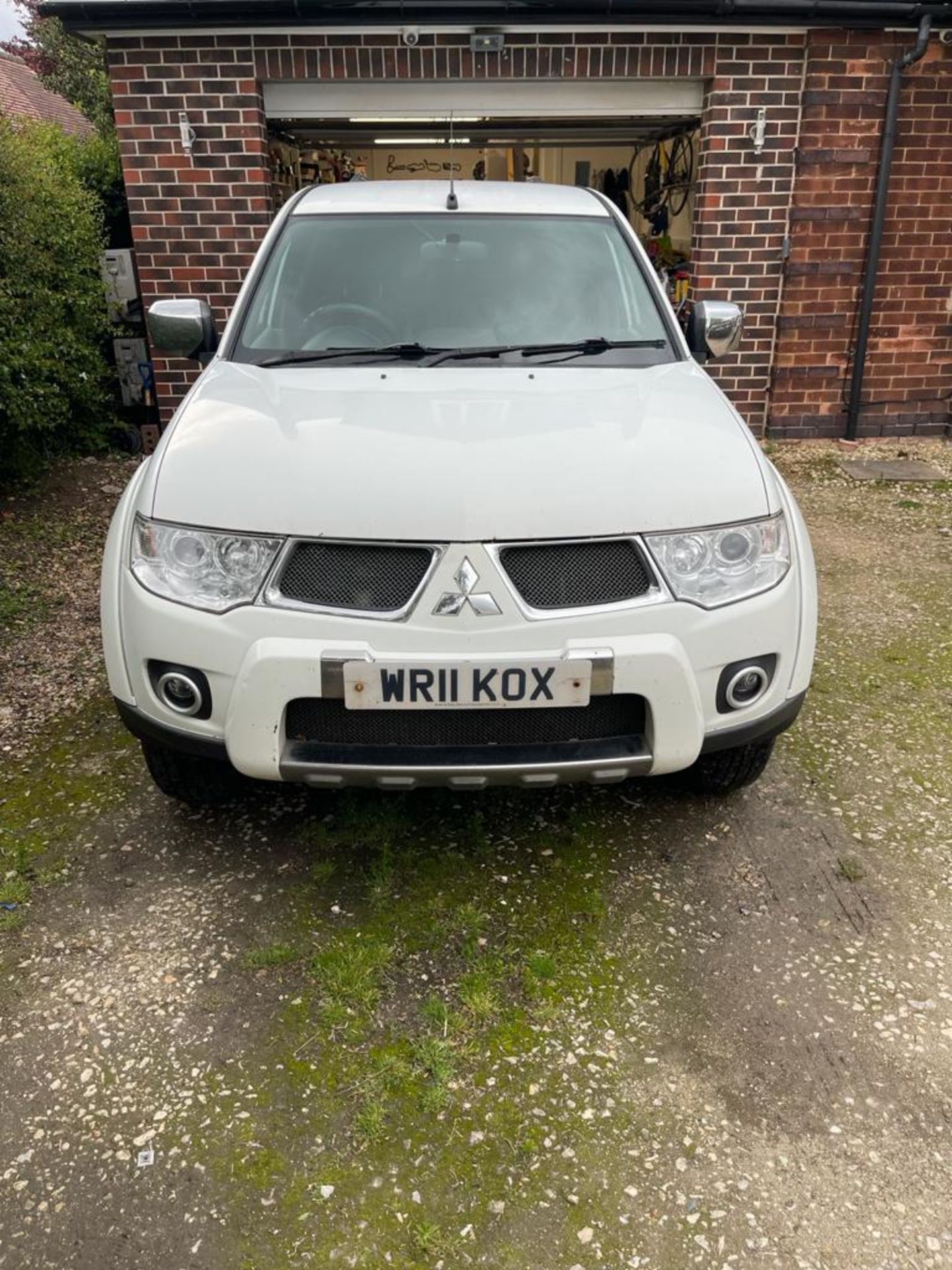 2011 MITSUBISHI L200 BARBARIAN LB DCB DI-D 4X4 WHITE PICK-UP, SHOWING 187K MILES *NO VAT* - Image 3 of 17