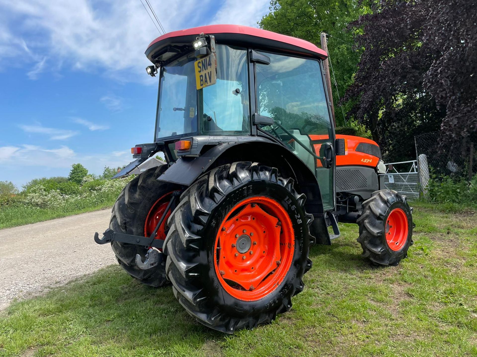 2014 KUBOTA L5740 TRACTOR, RUNS AND DRIVES, PTO WORKS, LINKAGE ARMS WORK, FULLY GLASS CAB *PLUS VAT* - Image 5 of 12