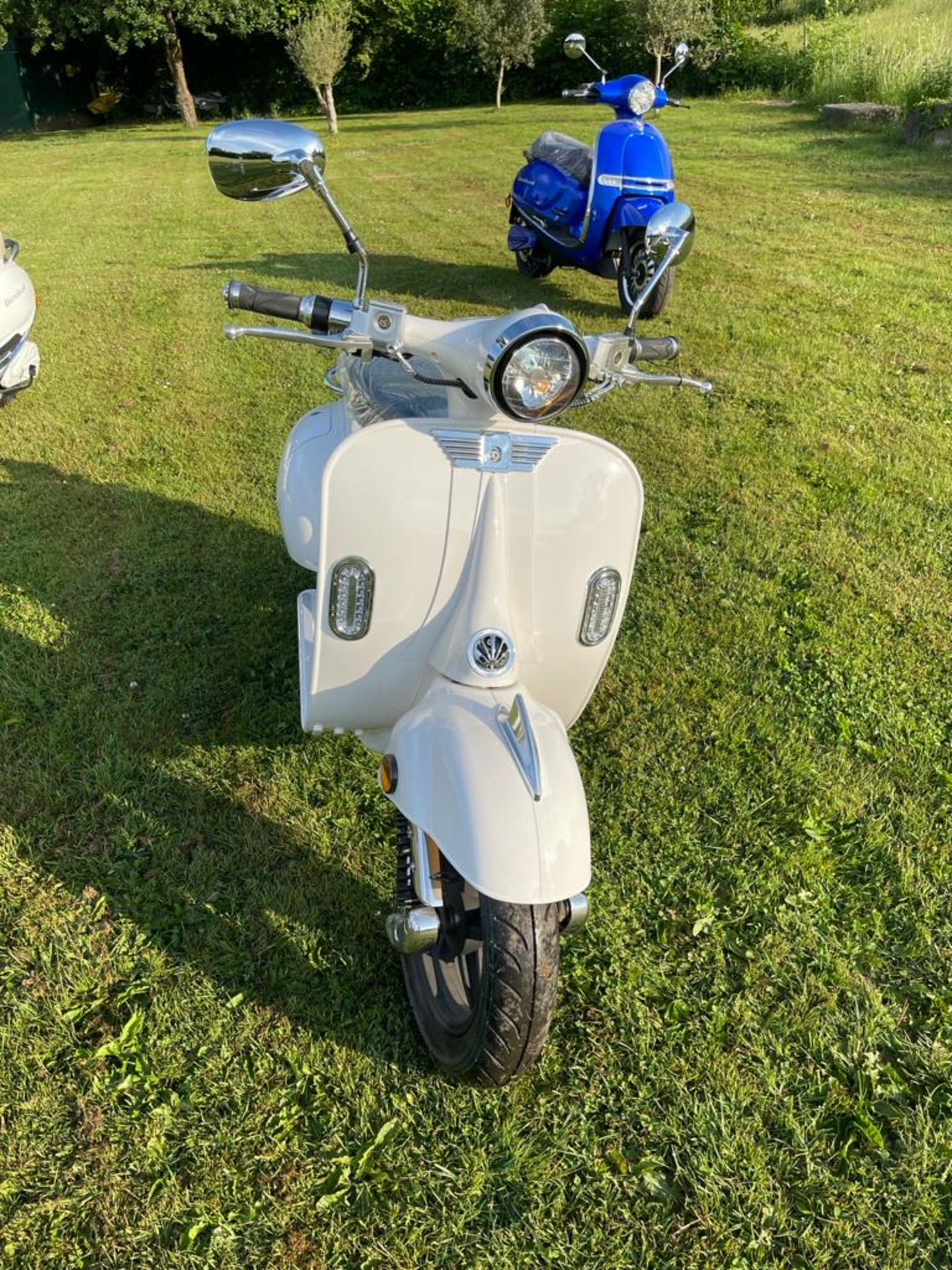 2021 ROMA WHITE ELECTRIC RETRO STYLE SCOOTER, 3000W, *PLUS VAT* - Image 4 of 19