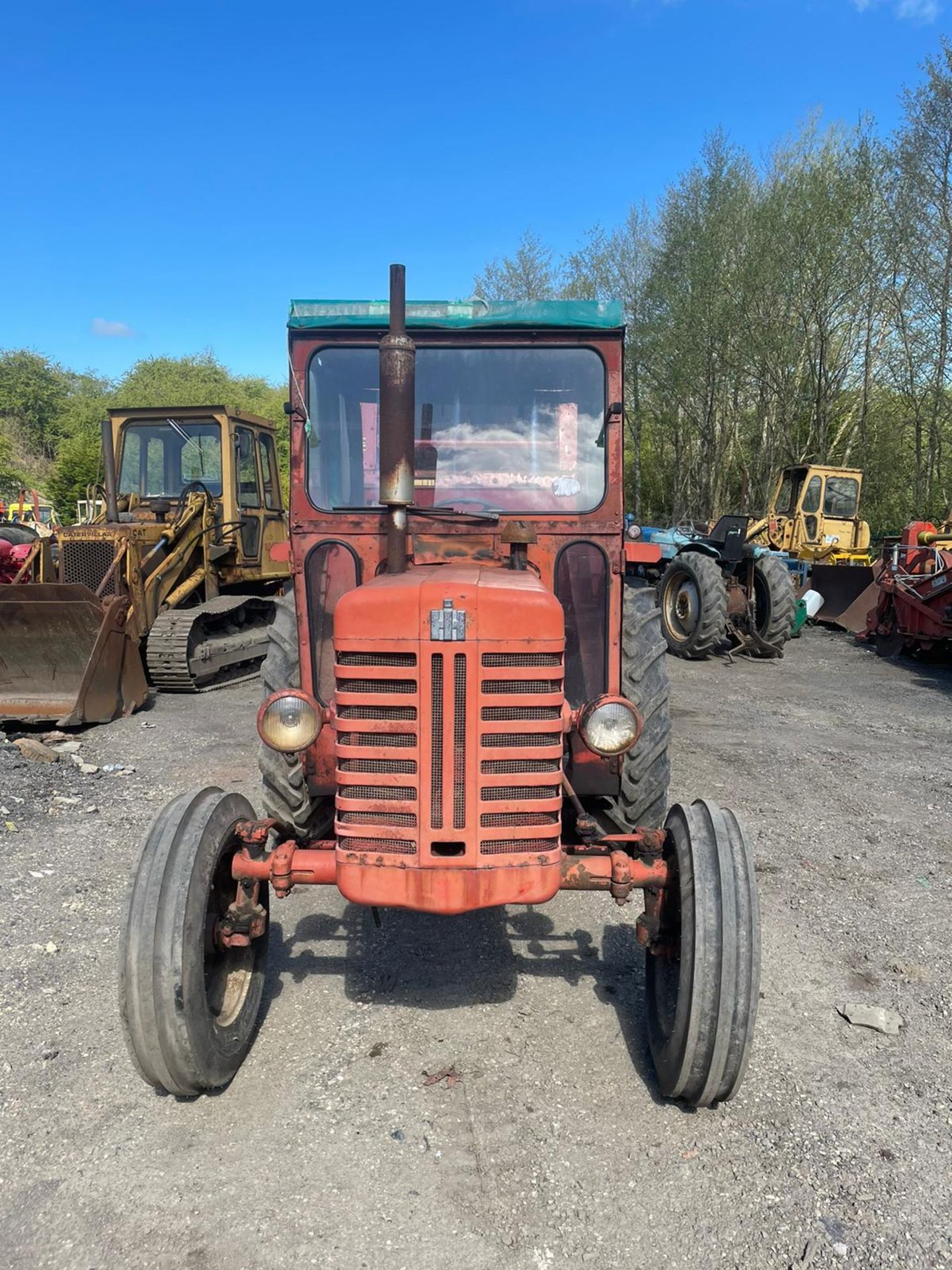 INTERNATIONAL B275 TRACTOR WITH CAB, RUNS AND WORKS WELL, ROAD REGISTERED *PLUS VAT* - Image 2 of 4