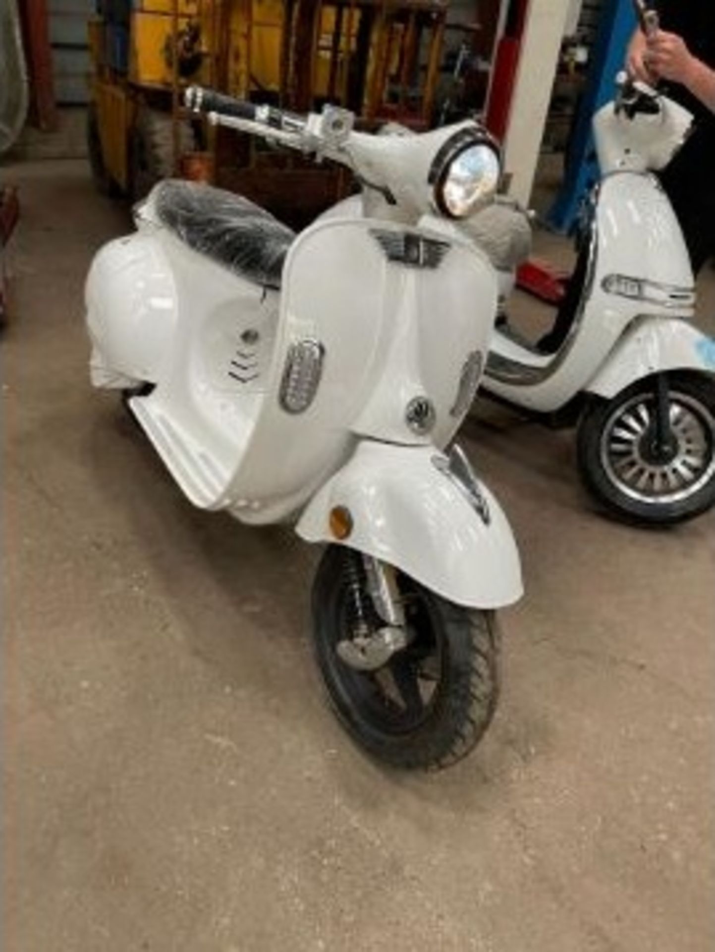 2021 ROMA WHITE ELECTRIC RETRO STYLE SCOOTER, 3000W, *PLUS VAT* - Image 9 of 19