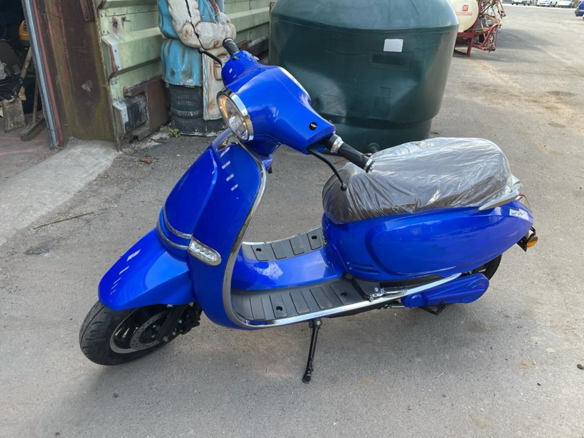 2021/71 BLUE MILANO ELECTRIC SCOOTER, 4000W, MAX SPEED OF 50mph, 72v VESPA / LAMBRETTA STYLE *+ VAT* - Image 7 of 18