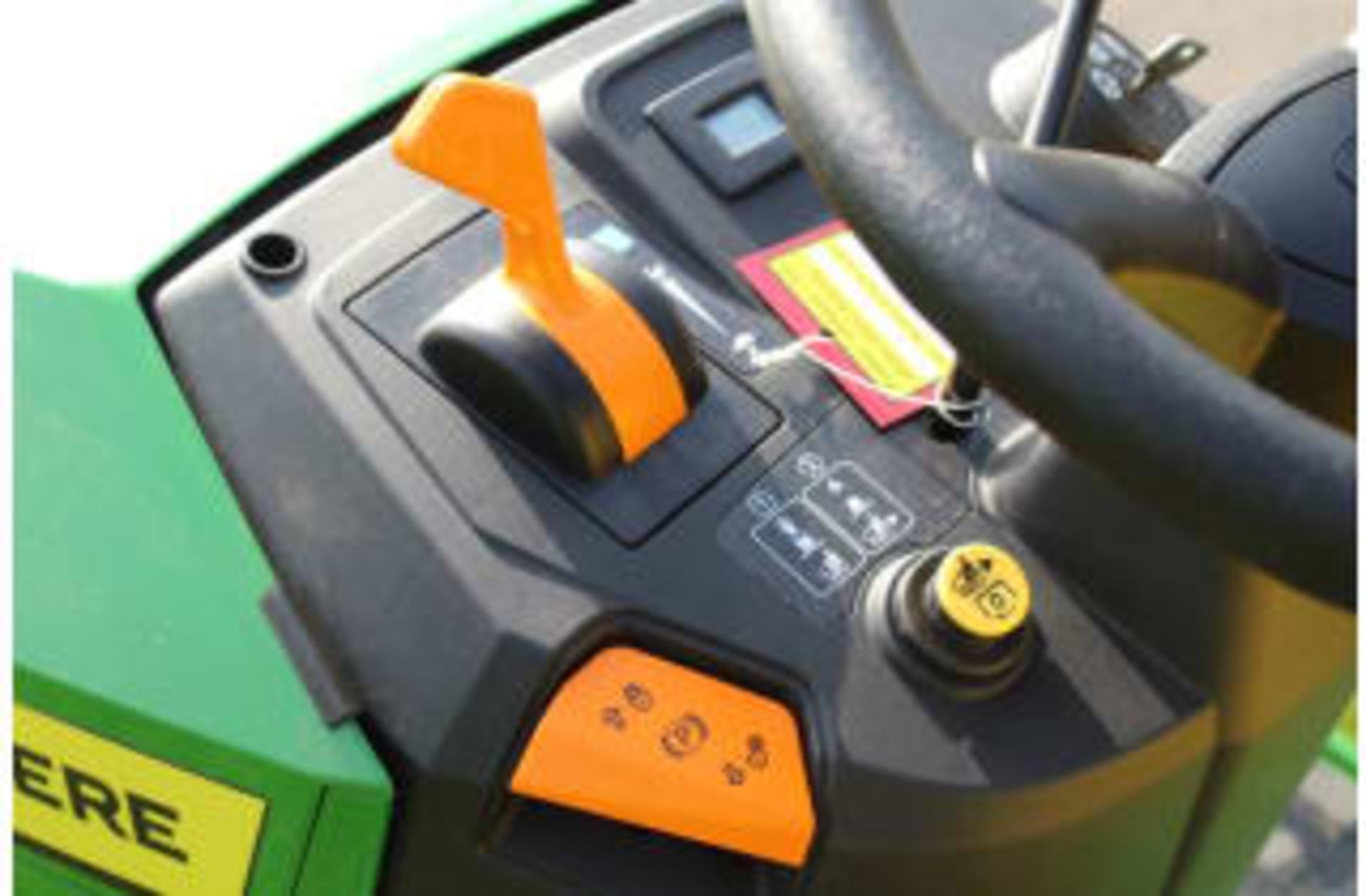 JOHN DEERE RIDE ON MOWERS, 17.5hp (13kw) ENGINE, 42 INCH EDGE MOWER DECK *PLUS VAT* - Image 8 of 11