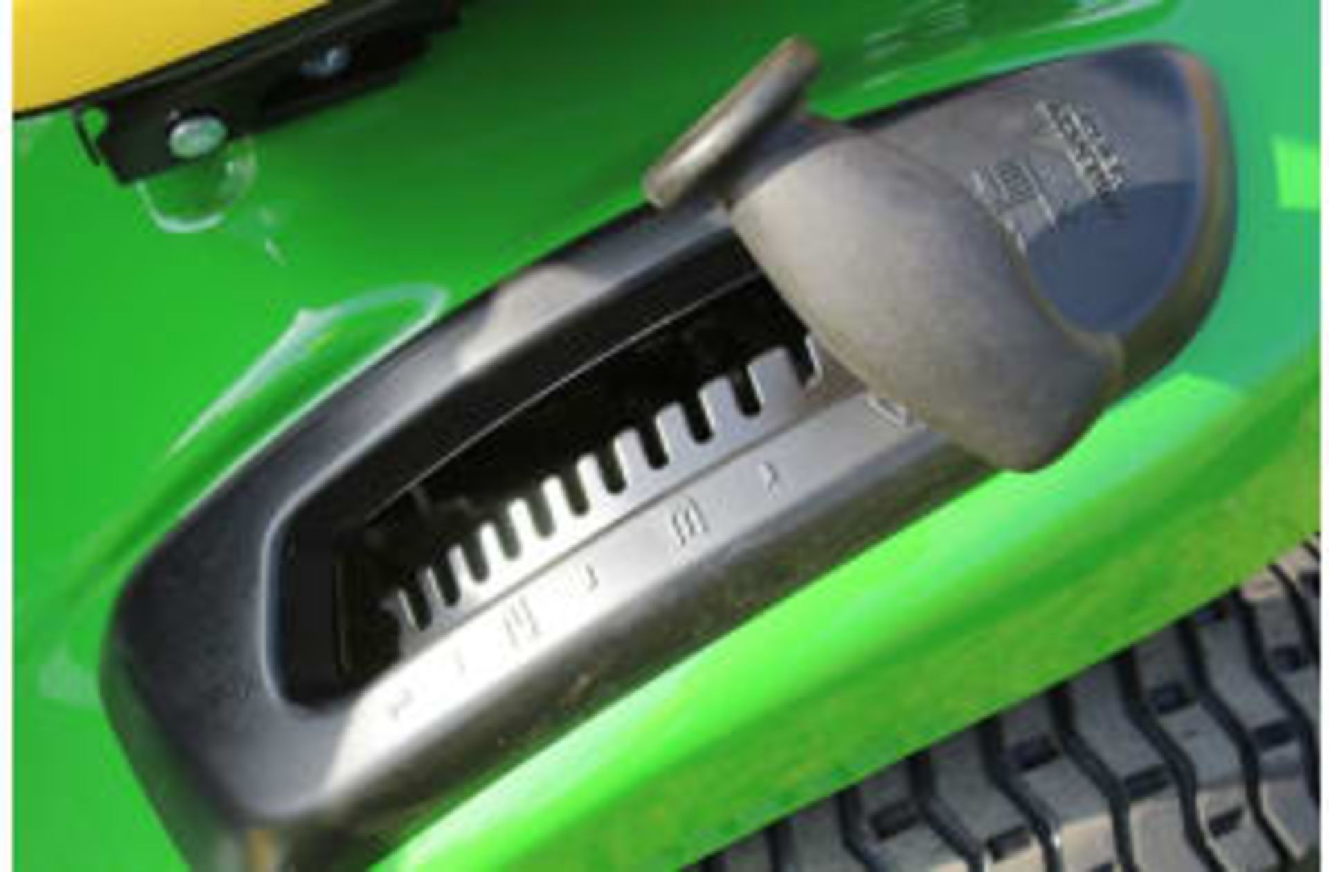 JOHN DEERE RIDE ON MOWERS, 17.5hp (13kw) ENGINE, 42 INCH EDGE MOWER DECK *PLUS VAT* - Image 6 of 11