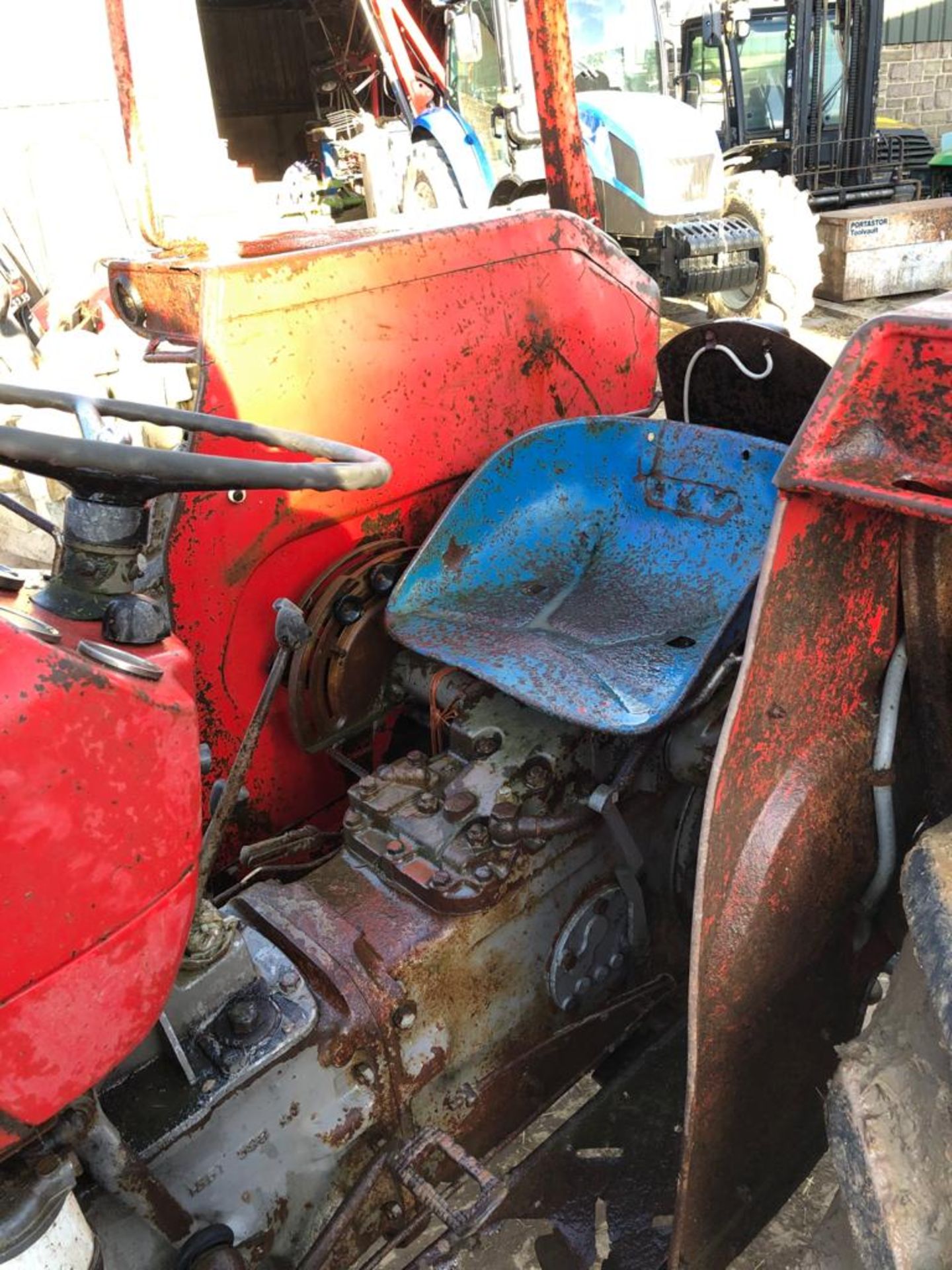 MASSEY FERGUSON 135 TRACTOR, RUNS AND WORKS WELL, REAR PTO, REAR 3 POINT LINKAGE *PLUS VAT* - Image 4 of 5