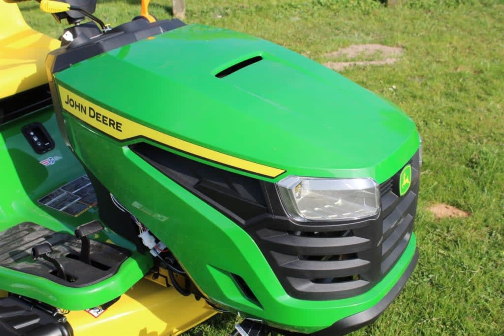 JOHN DEERE RIDE ON MOWERS, 17.5hp (13kw) ENGINE, 42 INCH EDGE MOWER DECK *PLUS VAT* - Image 4 of 11