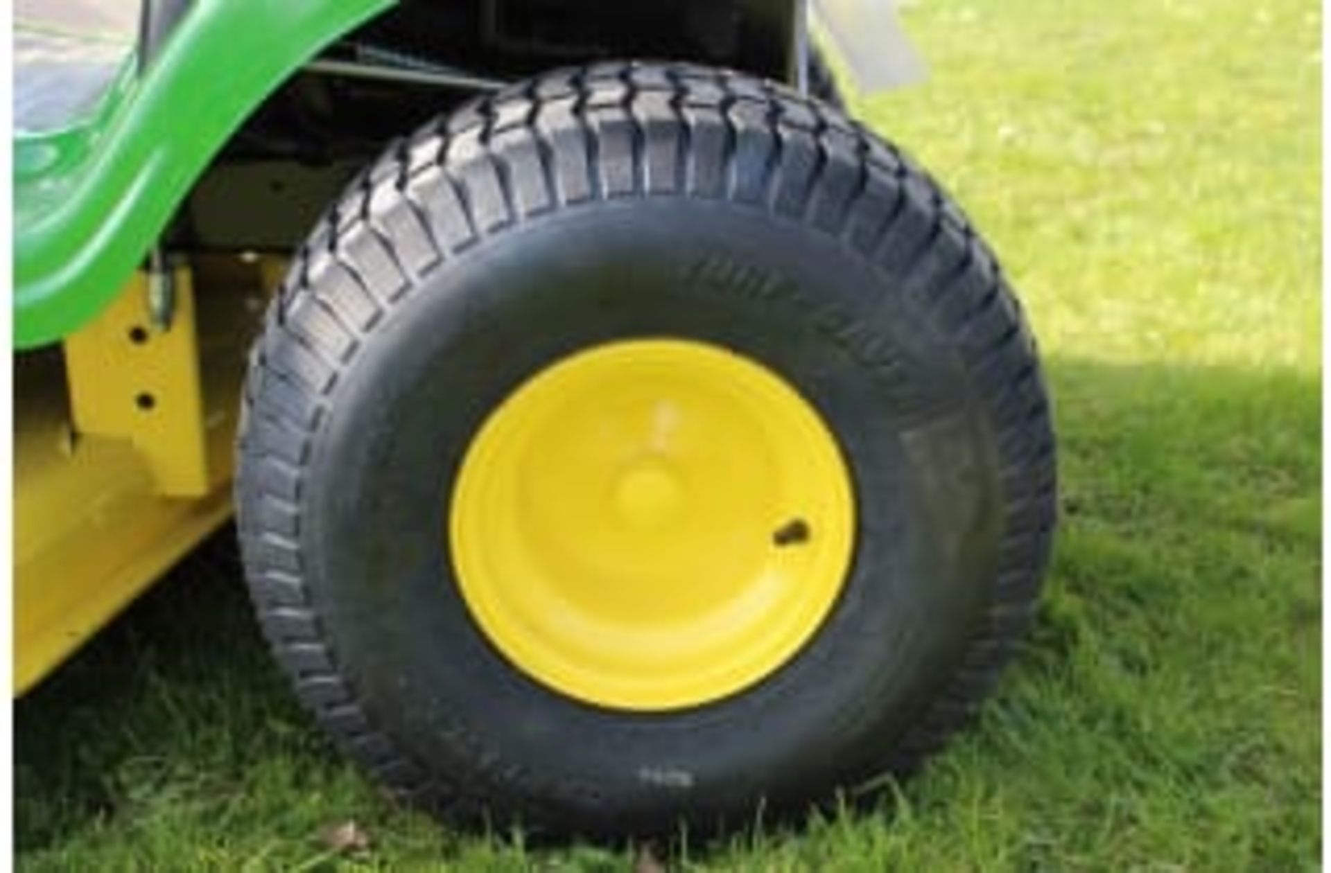 JOHN DEERE RIDE ON MOWERS, 17.5hp (13kw) ENGINE, 42 INCH EDGE MOWER DECK *PLUS VAT* - Image 10 of 11