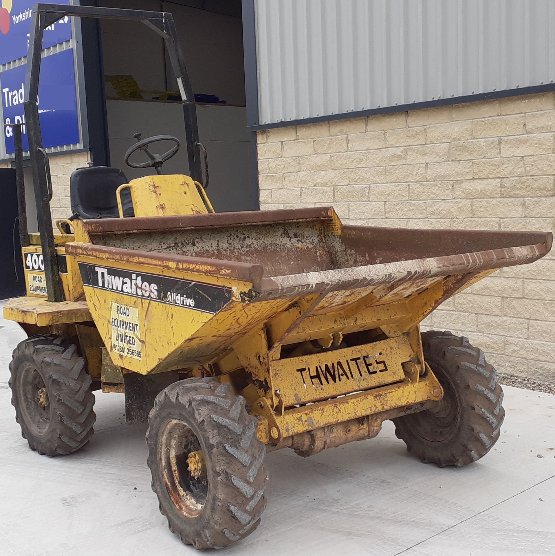 THWAITES 2 TONNE DUMPER, STARTS DRIVES TIPS, CHASSIS PLATE SHOWS 1998, WAS ROAD REGISTERED IN 2001 - Image 2 of 5