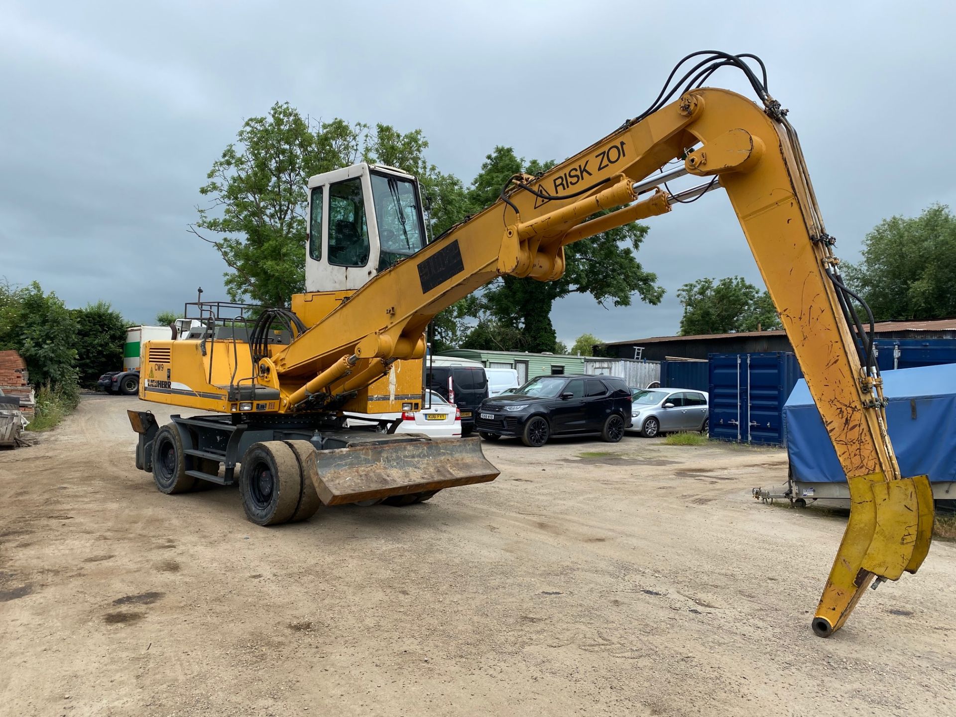 2007 LEIBHERR A904 SCRAP HANDLER, BLADE AND STABILISERS, SOLID WHEEL, STARTS RUNS AND WORKS PLUS VAT