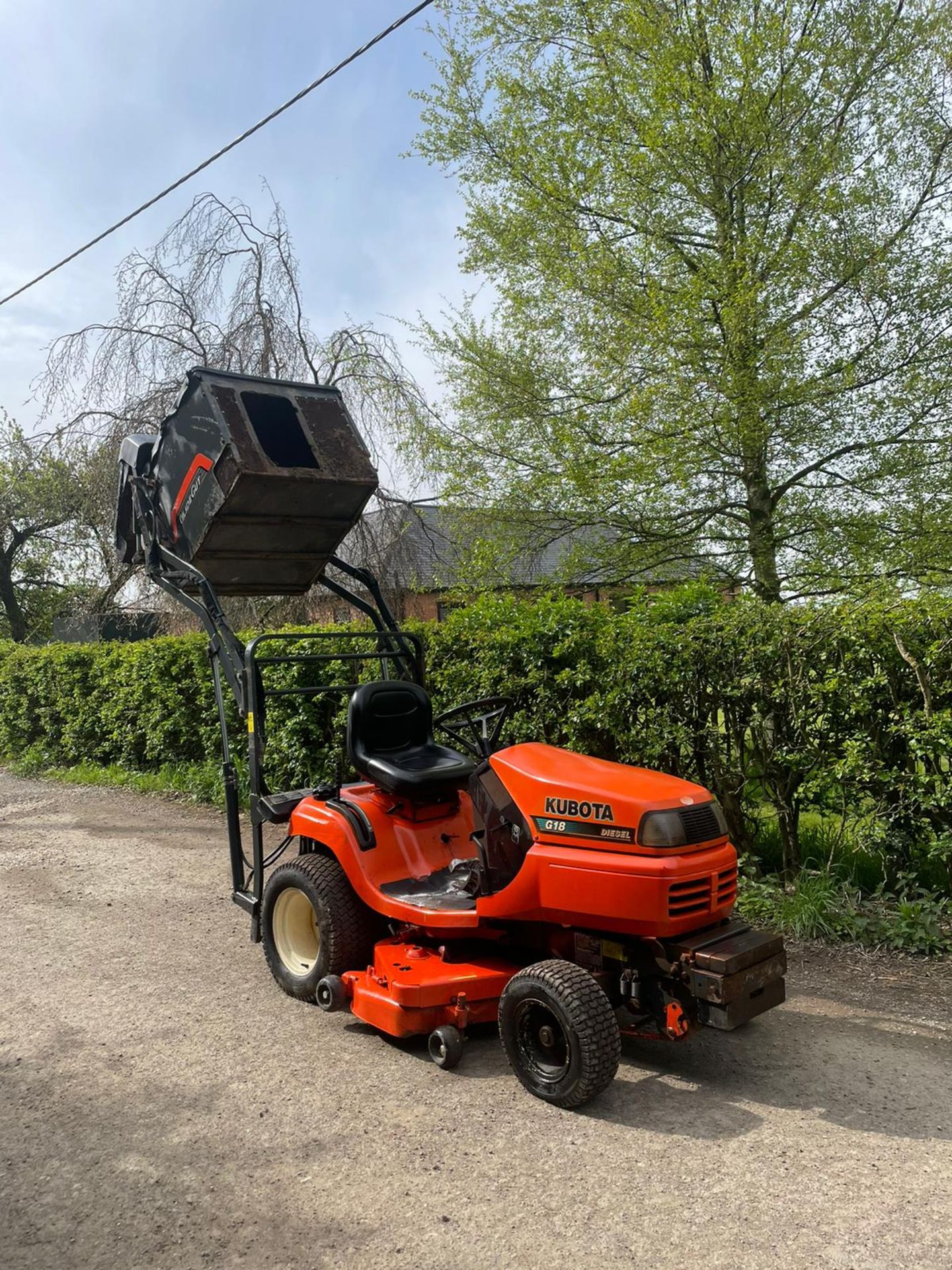 KUBOTA G18 RIDE ON LAWN MOWER, RUNS WORKS AND DECK WORKS FINE, HIGH TIP COLLECTOR *NO VAT*