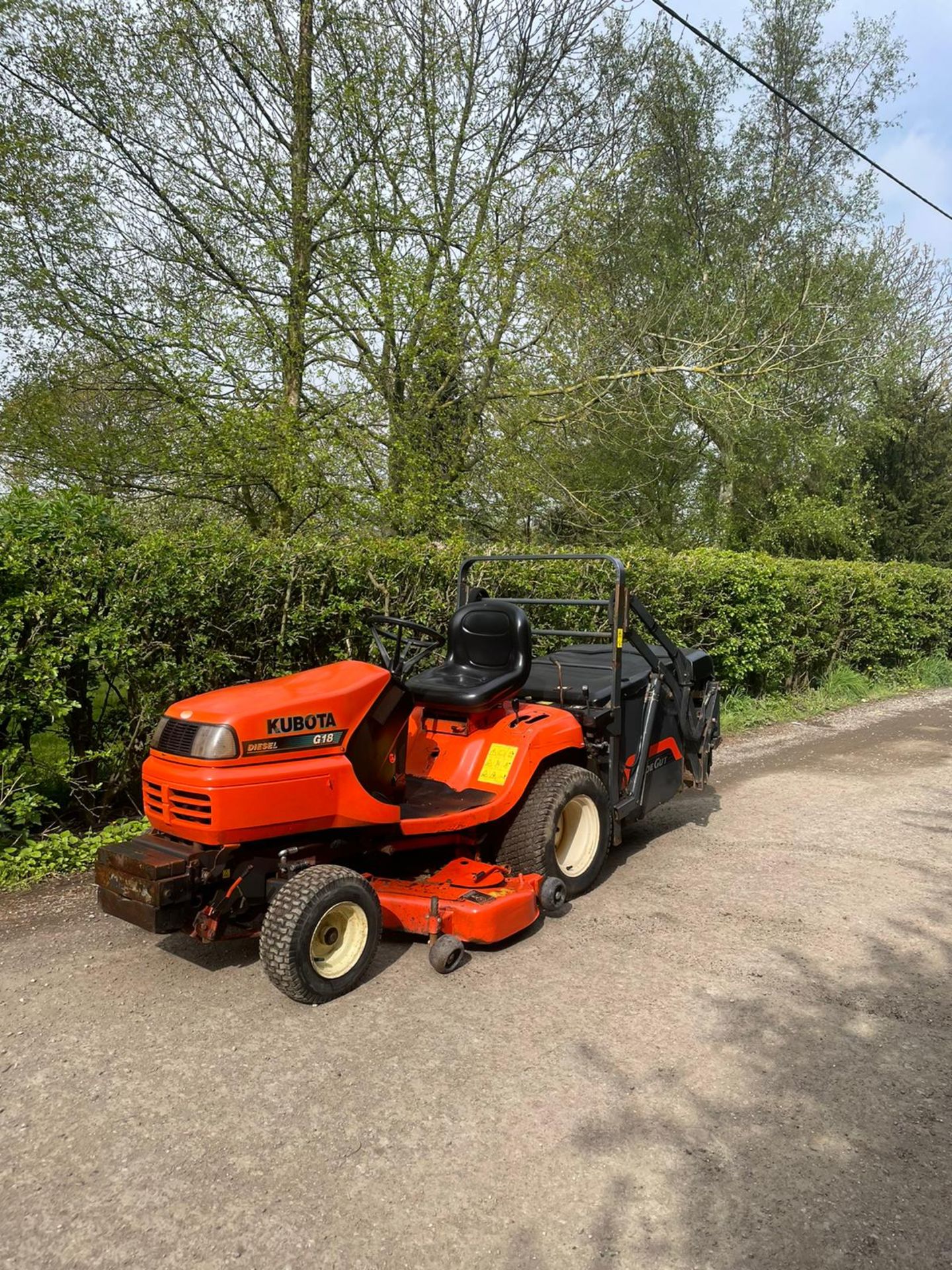KUBOTA G18 RIDE ON LAWN MOWER, RUNS WORKS AND DECK WORKS FINE, HIGH TIP COLLECTOR *NO VAT* - Image 3 of 5