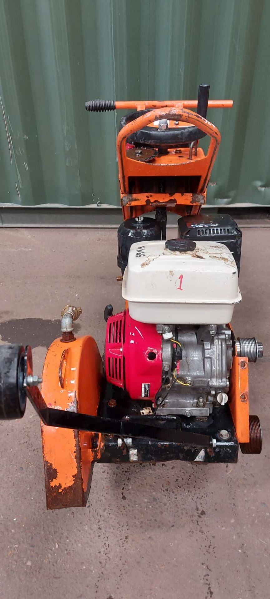 HONDA ENGINED FLOOR SAW, ENGINE TURNS FREELY BUT NEEDS DRIVE BELT *PLUS VAT* - Image 2 of 6