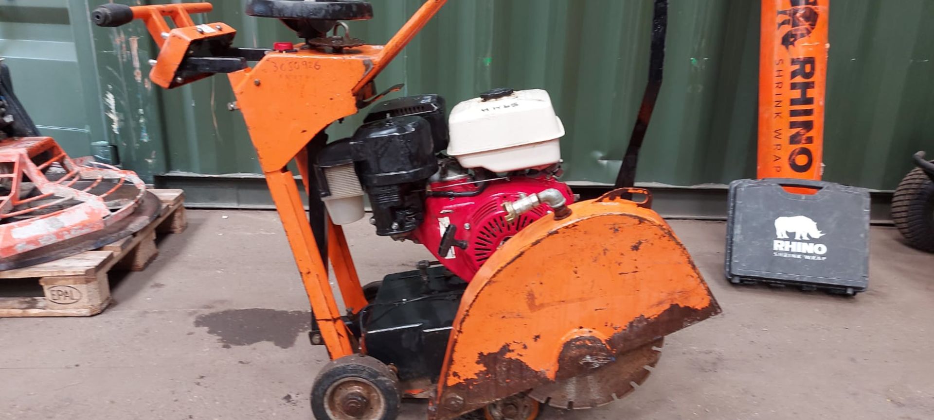 HONDA ENGINED FLOOR SAW, ENGINE TURNS FREELY BUT NEEDS DRIVE BELT *PLUS VAT*