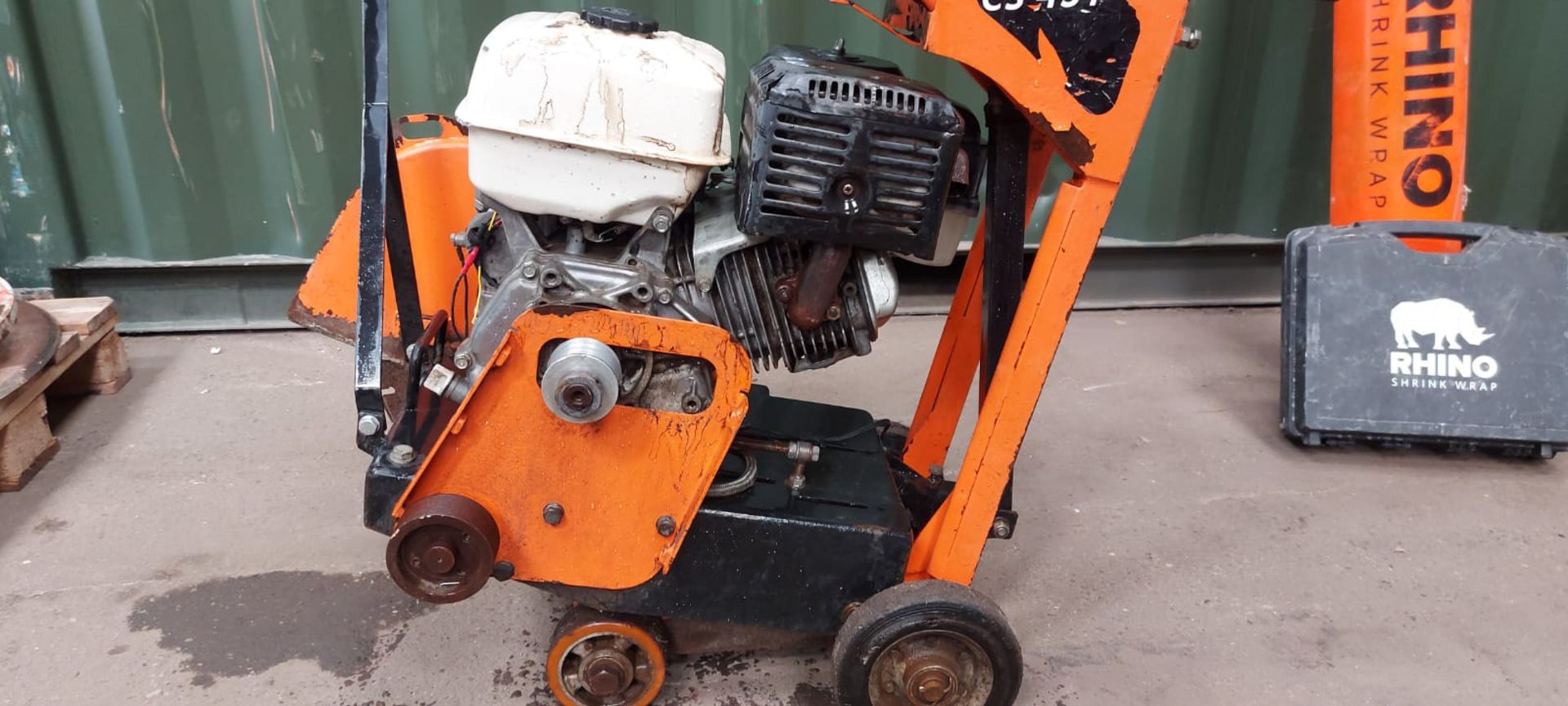 HONDA ENGINED FLOOR SAW, ENGINE TURNS FREELY BUT NEEDS DRIVE BELT *PLUS VAT* - Image 3 of 6