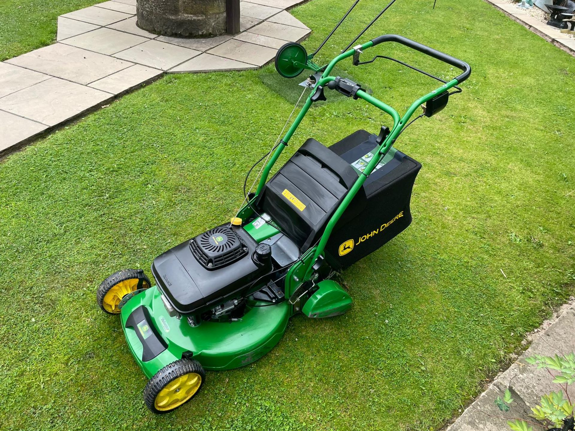 JOHN DEERE R54RKB SELF PROPELLED ROLLER LAWN MOWER WITH REAR COLLECTOR, RUNS DRIVES CUTS *NO VAT* - Image 4 of 9