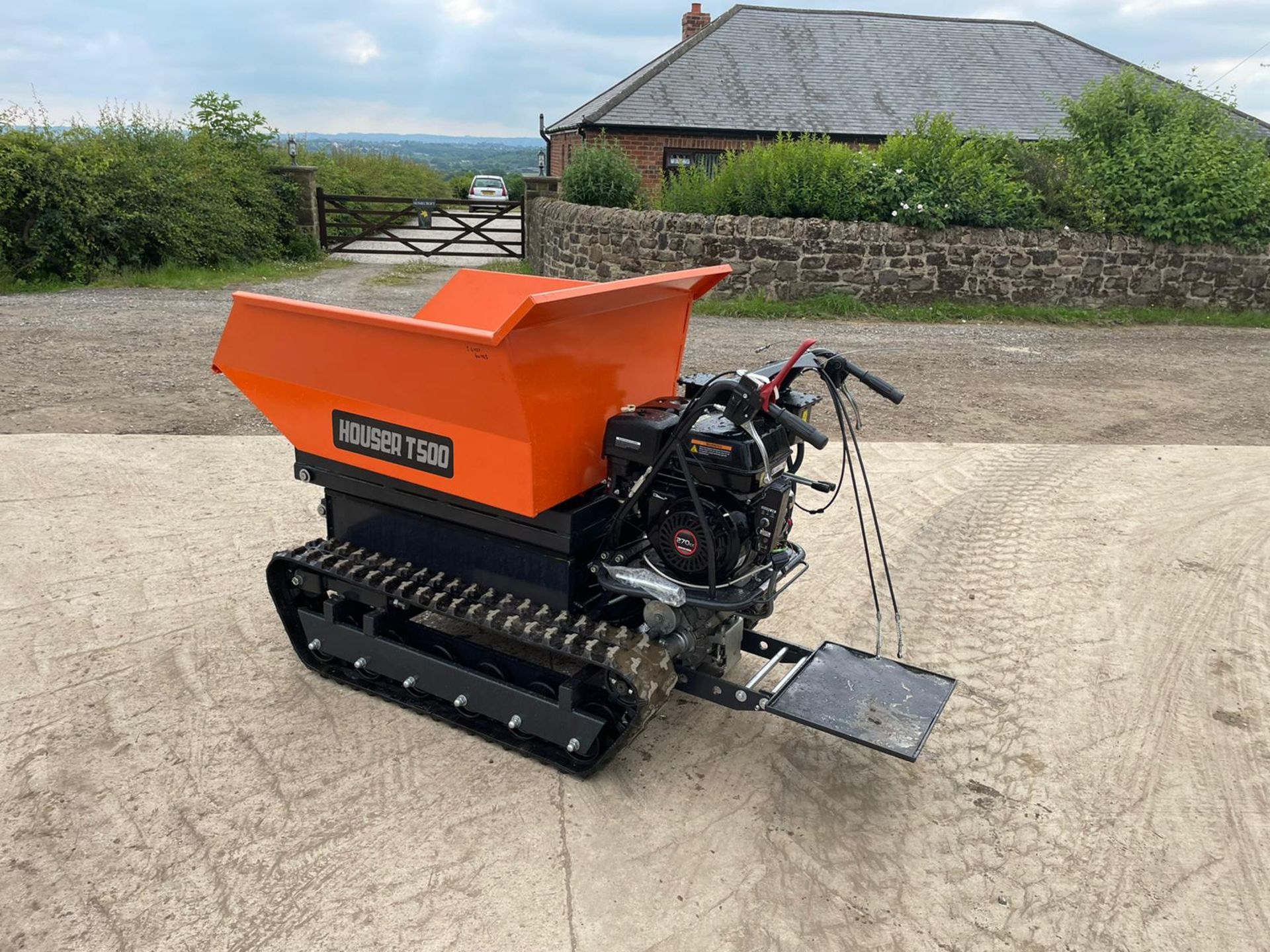 NEW AND UNUSED HOUSER T500 STAND ON / WALK BEHIND TRACKED DUMPER, RUNS DRIVES AND TIPS *PLUS VAT* - Image 6 of 14