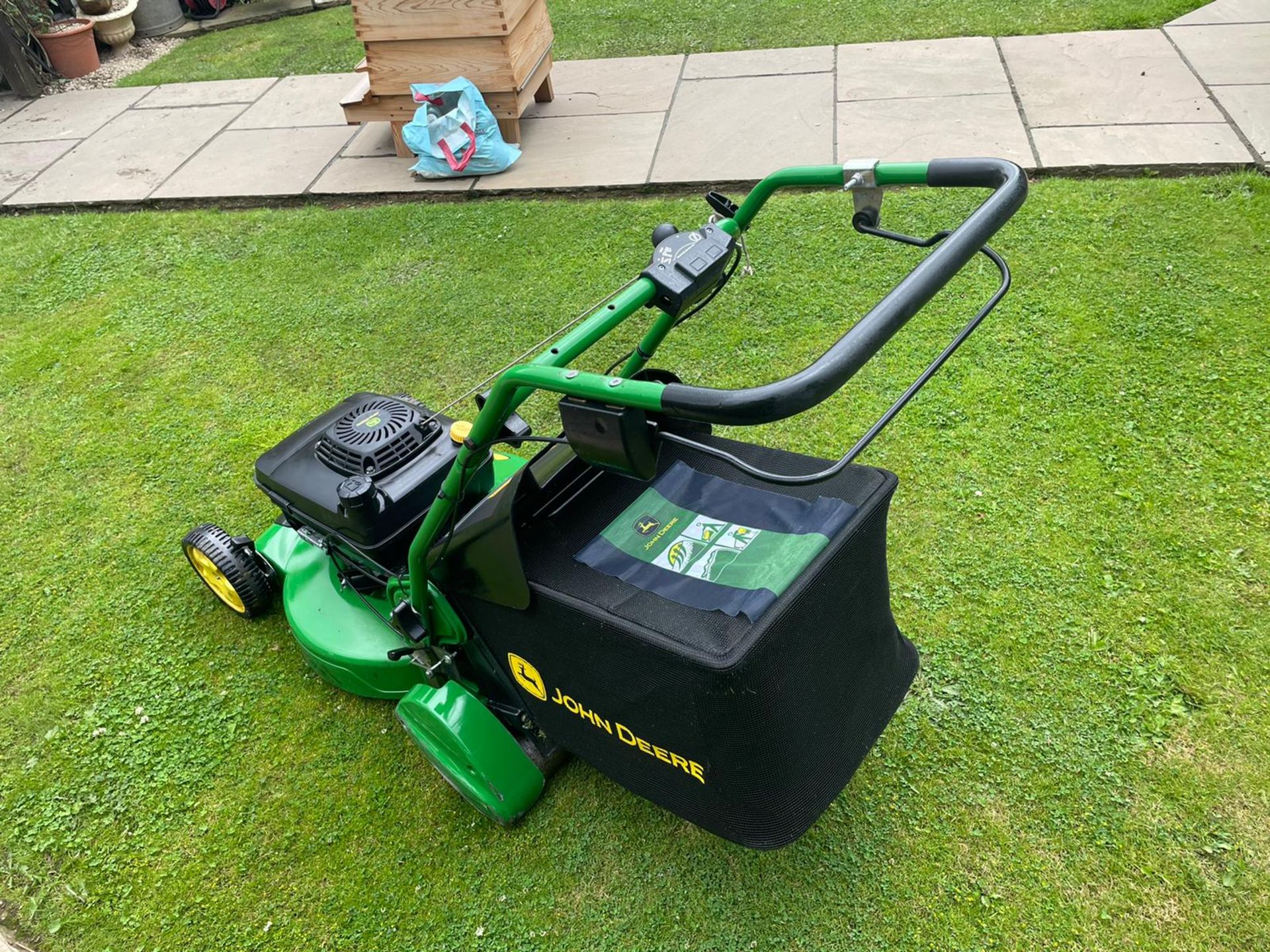 JOHN DEERE R54RKB SELF PROPELLED ROLLER LAWN MOWER WITH REAR COLLECTOR, RUNS DRIVES CUTS *NO VAT* - Image 5 of 9