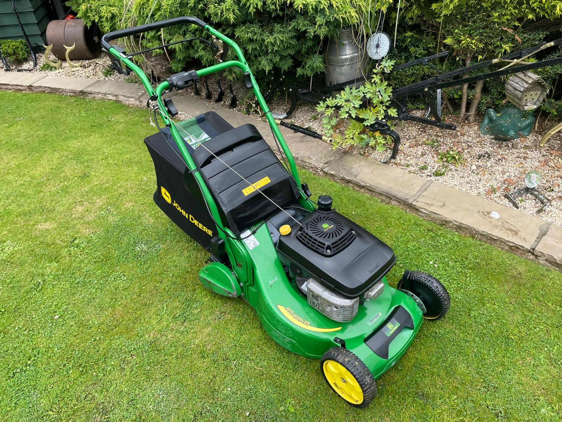 JOHN DEERE R54RKB SELF PROPELLED ROLLER LAWN MOWER WITH REAR COLLECTOR, RUNS DRIVES CUTS *NO VAT* - Image 2 of 9