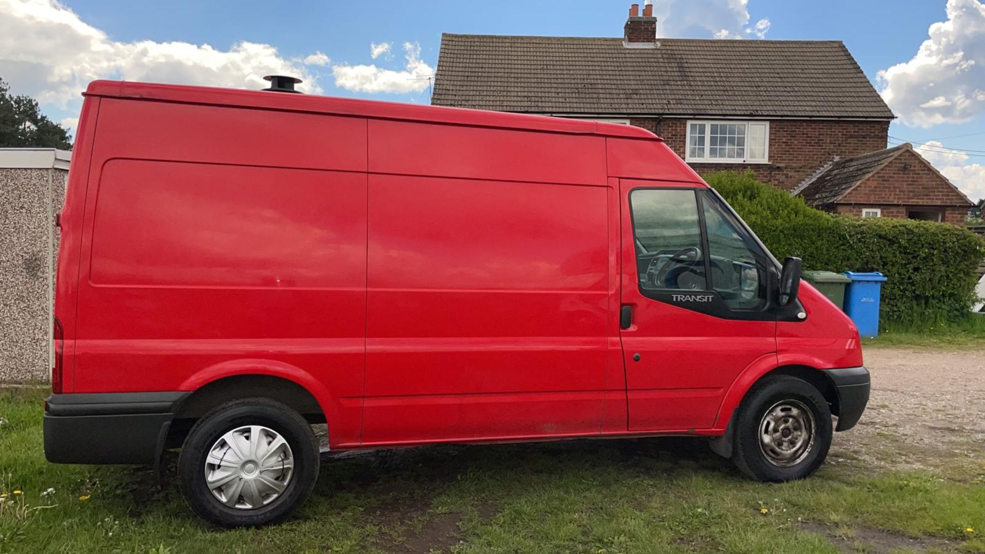 2014 FORD TRANSIT 125 T350 FWD RED PANEL VAN, SHOWING 135,726 MILES, 2.2 DIESEL ENGINE *NO VAT* - Image 5 of 14