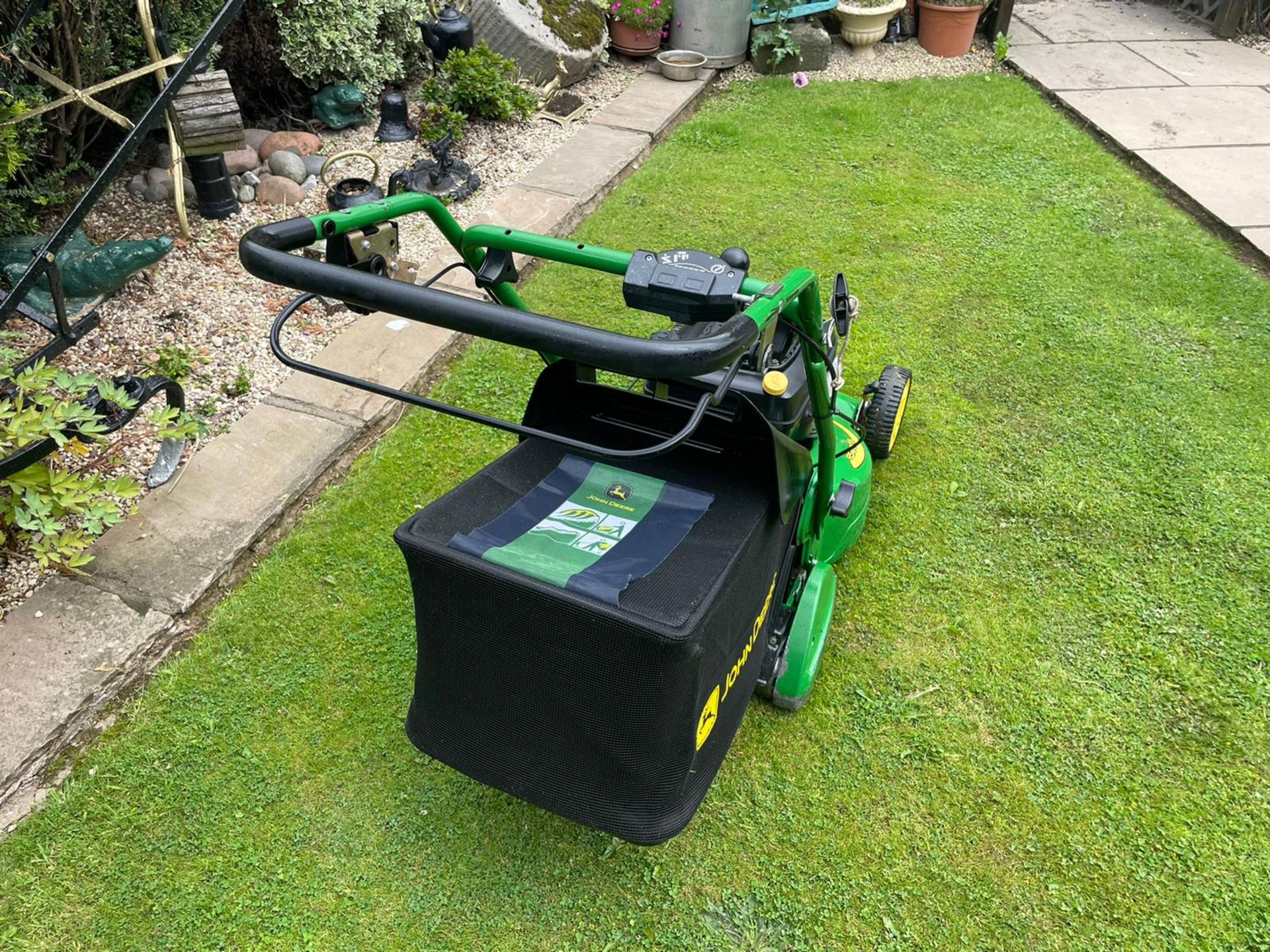 JOHN DEERE R54RKB SELF PROPELLED ROLLER LAWN MOWER WITH REAR COLLECTOR, RUNS DRIVES CUTS *NO VAT* - Image 6 of 9